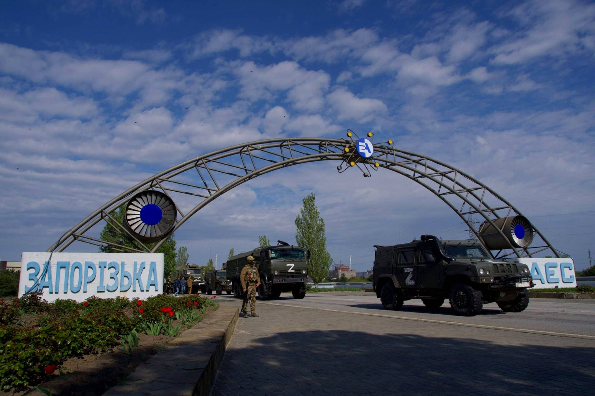 Venäläiset sotilasajoneuvot ajoivat Zaporižžjan ydinvoimalan portista Ukrainan Energodarissa.