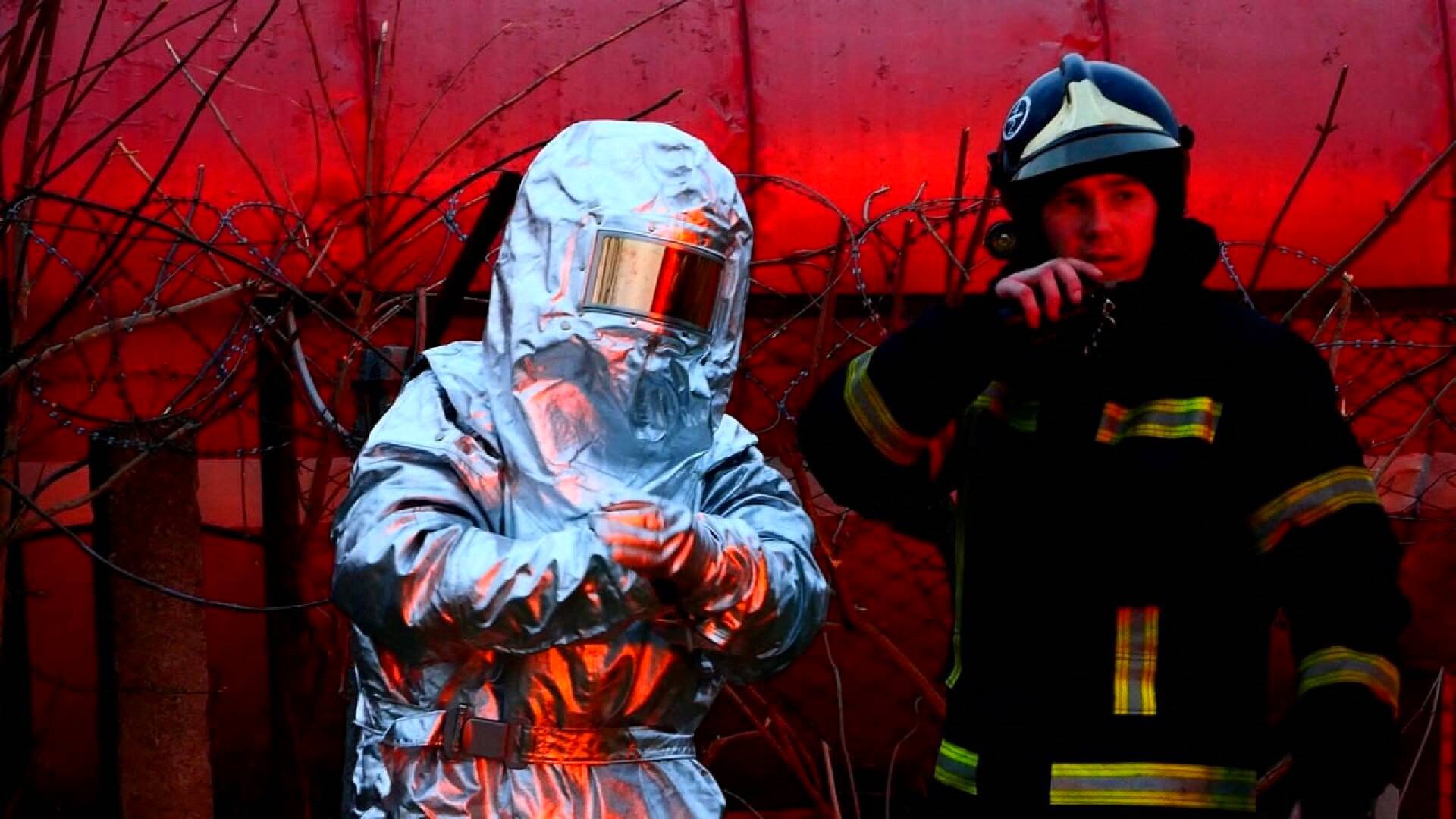 Palomiehiä sammuttamassa venäläisten iskussa tuleen syttynyttä polttoainevarastoa Lvivissä. Ukrainalaisten viranomaisten julkaisema kuva.