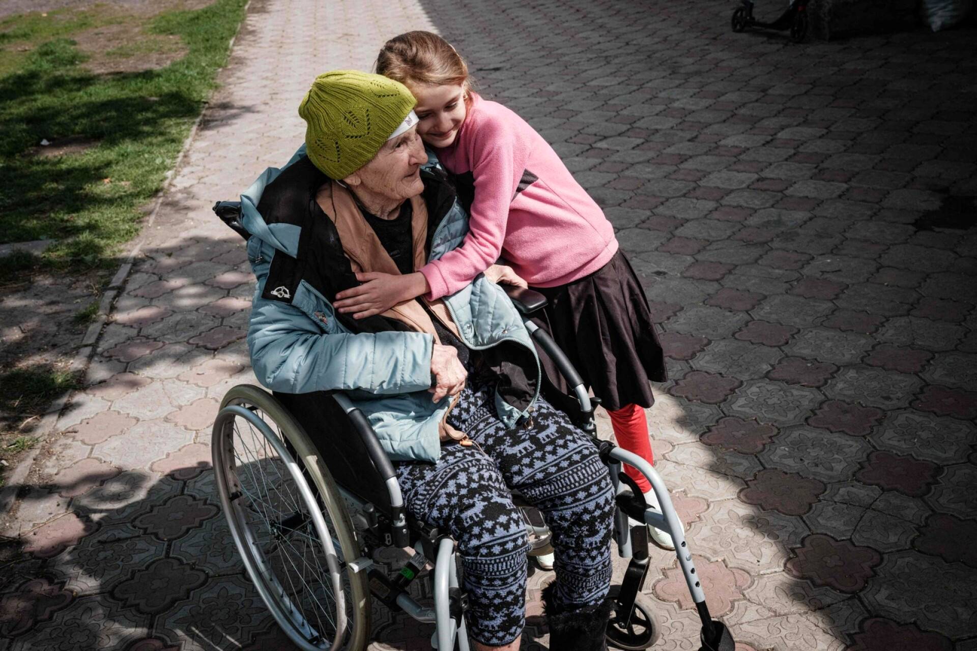 9-vuotias Sasha halasi 94-vuotiasta Katerynaa. Kateryna evakuoitiin Vugledarista. 