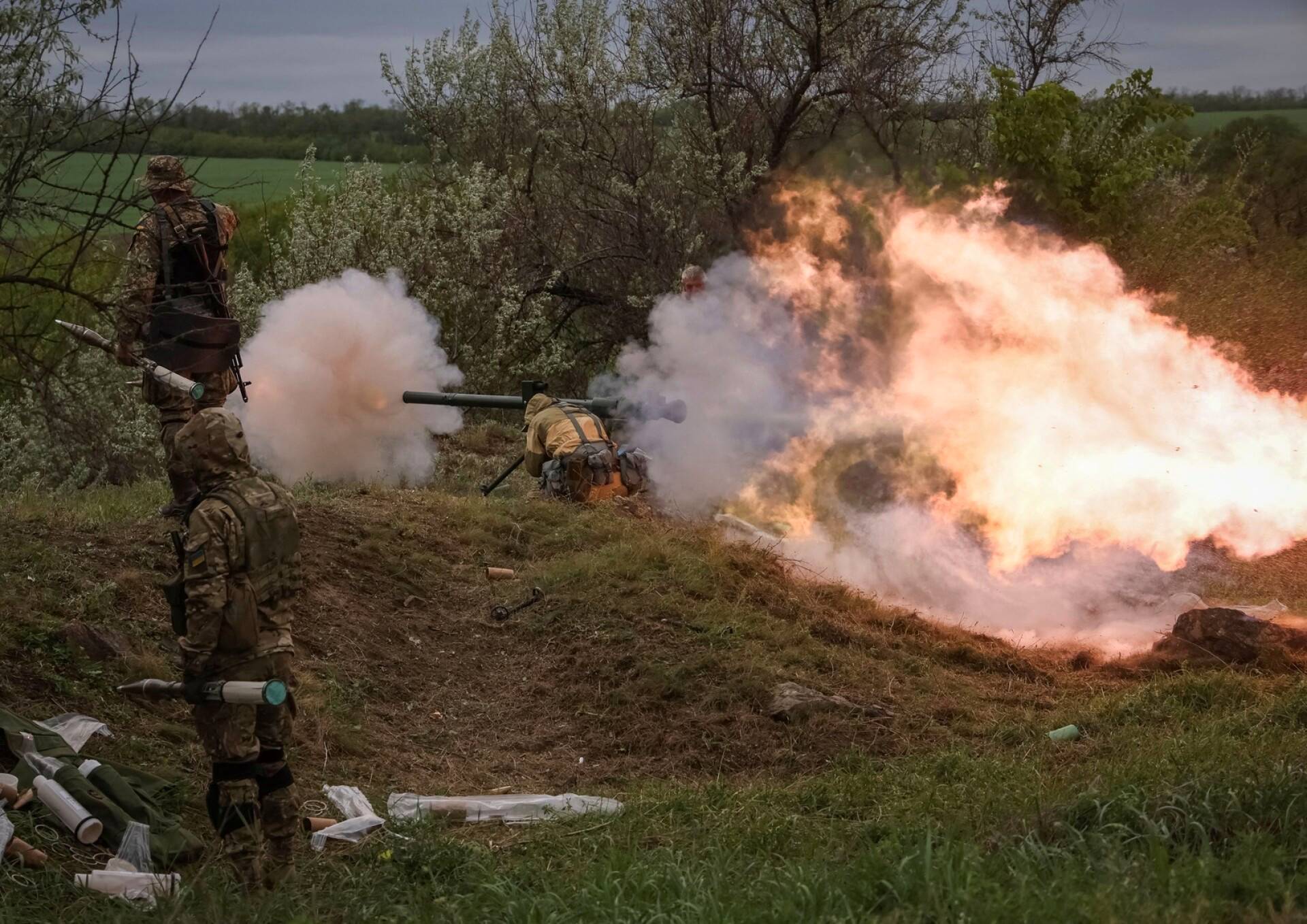 Ukrainan aluepuolustusjoukkojen sotilaat harjoittelevat Dnipropetrovskin alueella. 