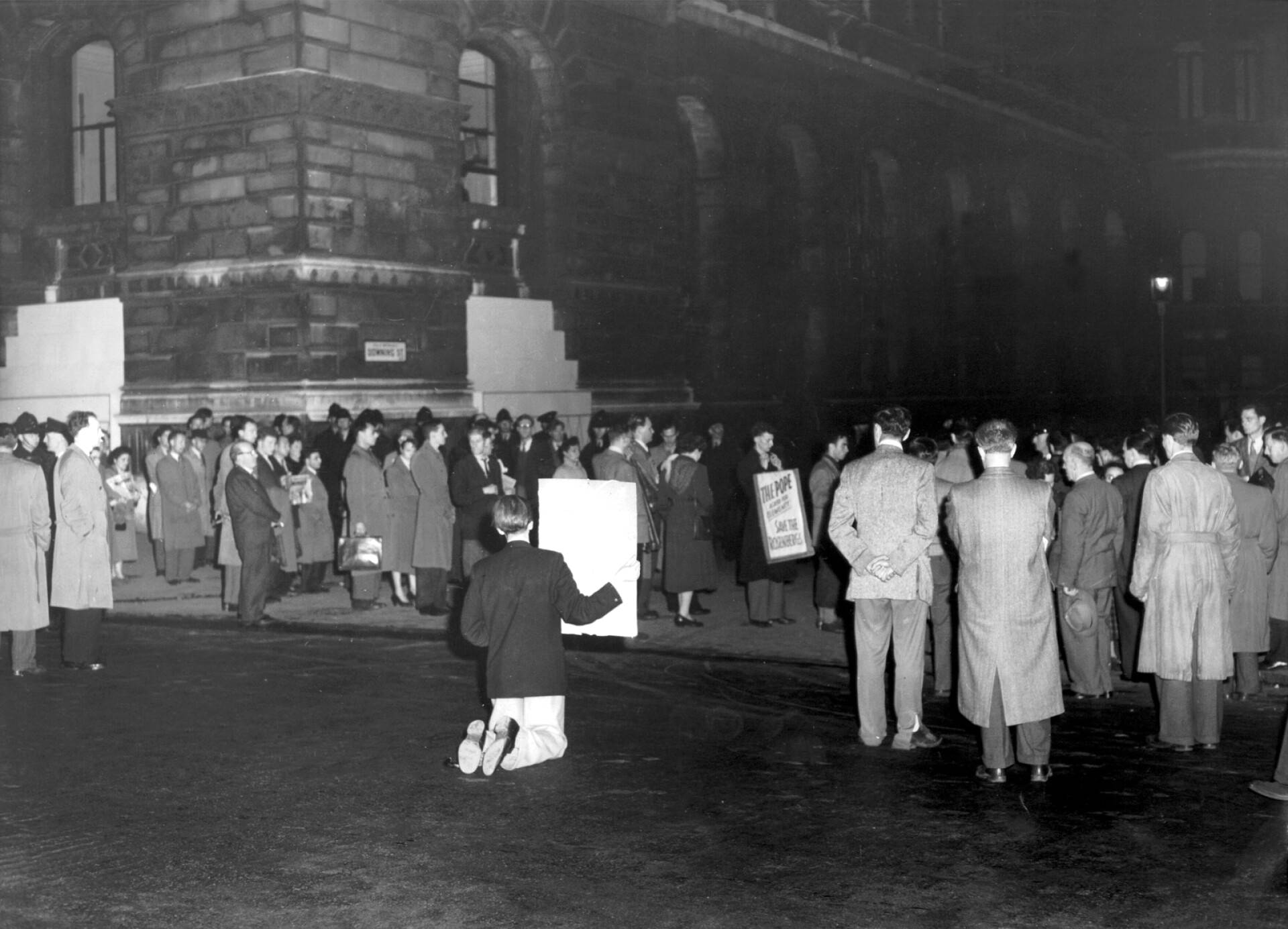Rosenbergien teloitusta vastustaneet mielenosoitukset levisivät Eurooppaan. Kansalaiset protestoivat New Yorkin oikeuden päätöstä Englannin Downing Streetillä rukoilemalla ja pitämällä kahden minuutin hiljaisuuden. 