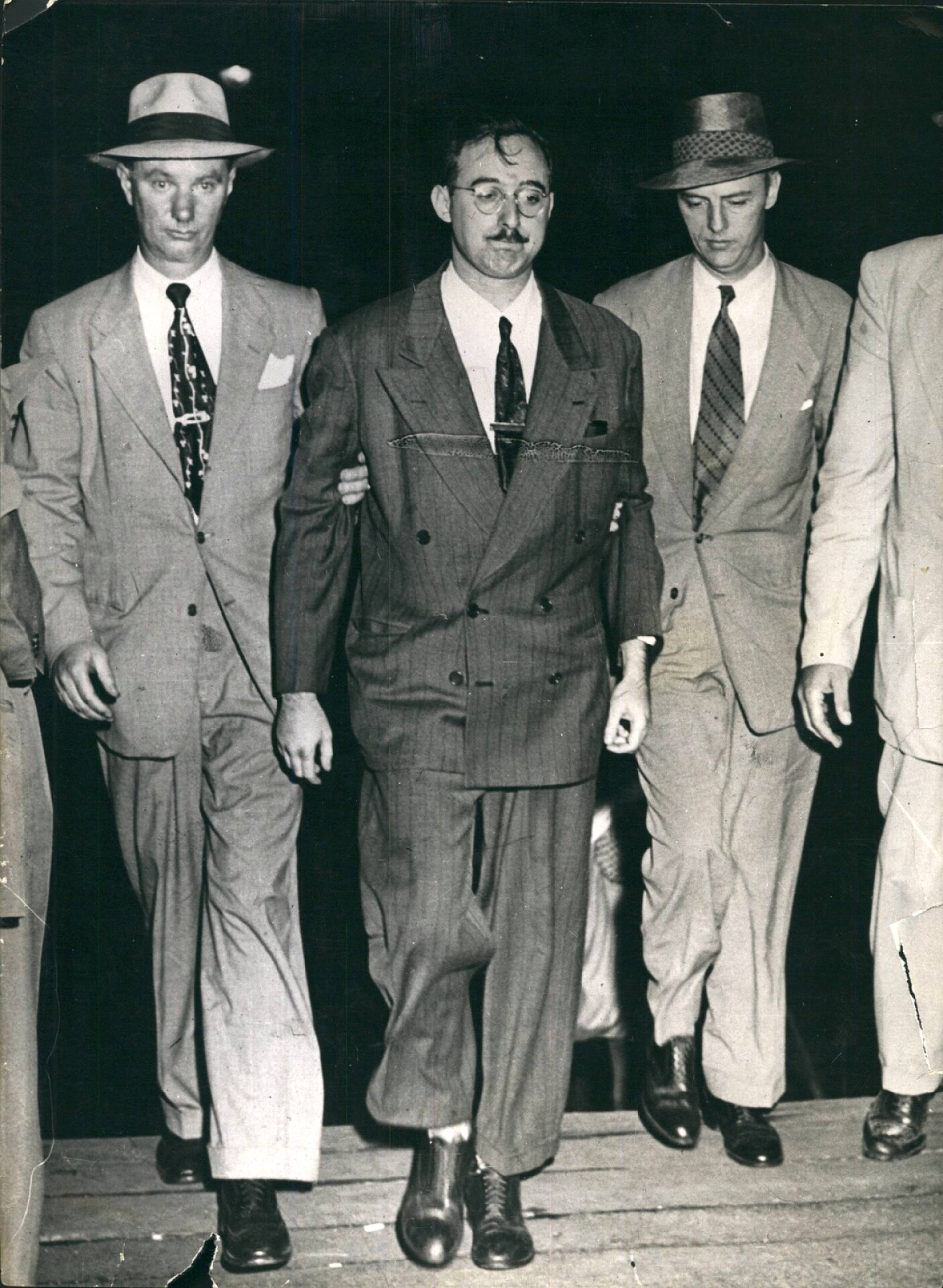 Julius Rosenberg pidätettiin 17. heinäkuuta 1950 Ruth ja David Greenglassin todistusten pohjalta. Hänen osallisuudestaan atomivakoiluun kiistellään yhä. 