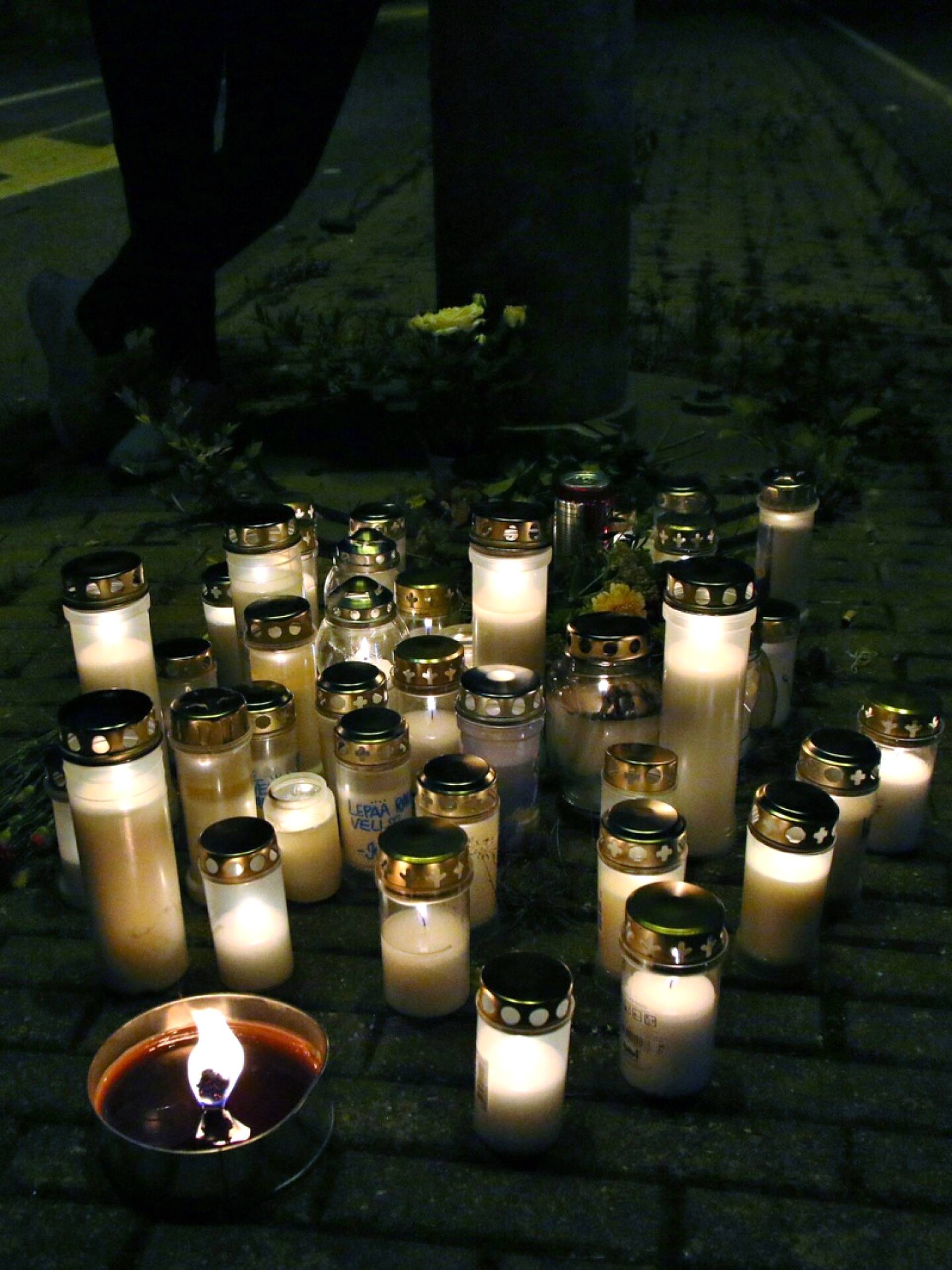 Onnettomuuspaikalle oli jätetty kynttilöitä tapahtuma-aikaan viime vuoden lokakuussa.