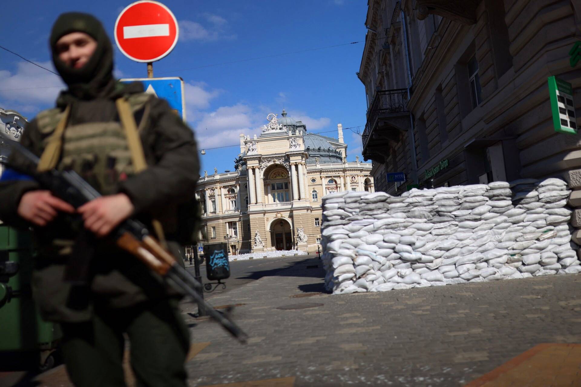 Ukrainalainen sotilas vartiossa Odessan keskustassa.