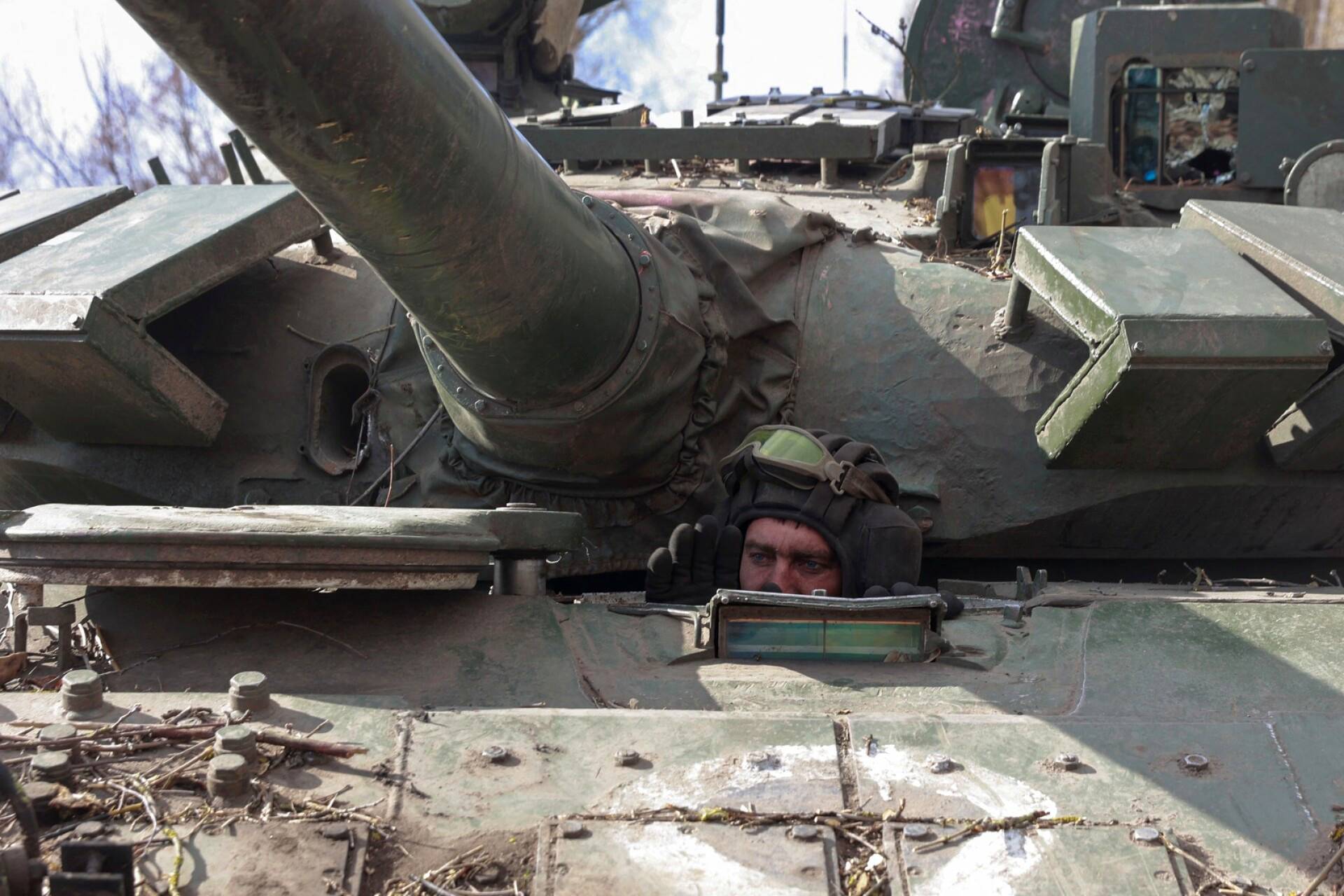Ukrainalaissotilas ajaa venäläisiltä kaapattua T72-tankkia Lukianivkassa Kiovan alueella.