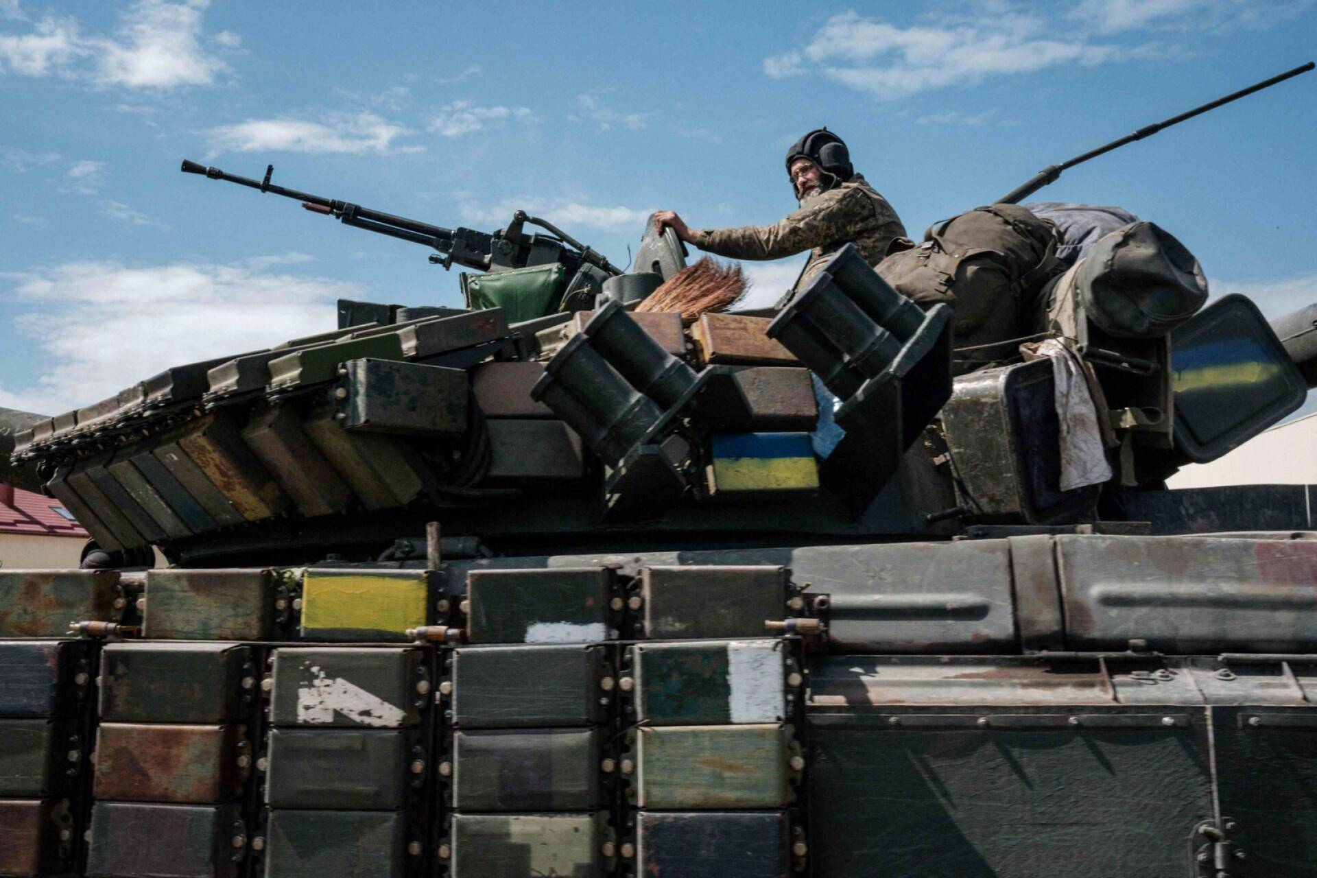 Ukrainalaissotilas istumassa kuljetusajoneuvon kyydissä olevassa Bah'mutissa, Itä-Ukrainassa Donetskin alueella.