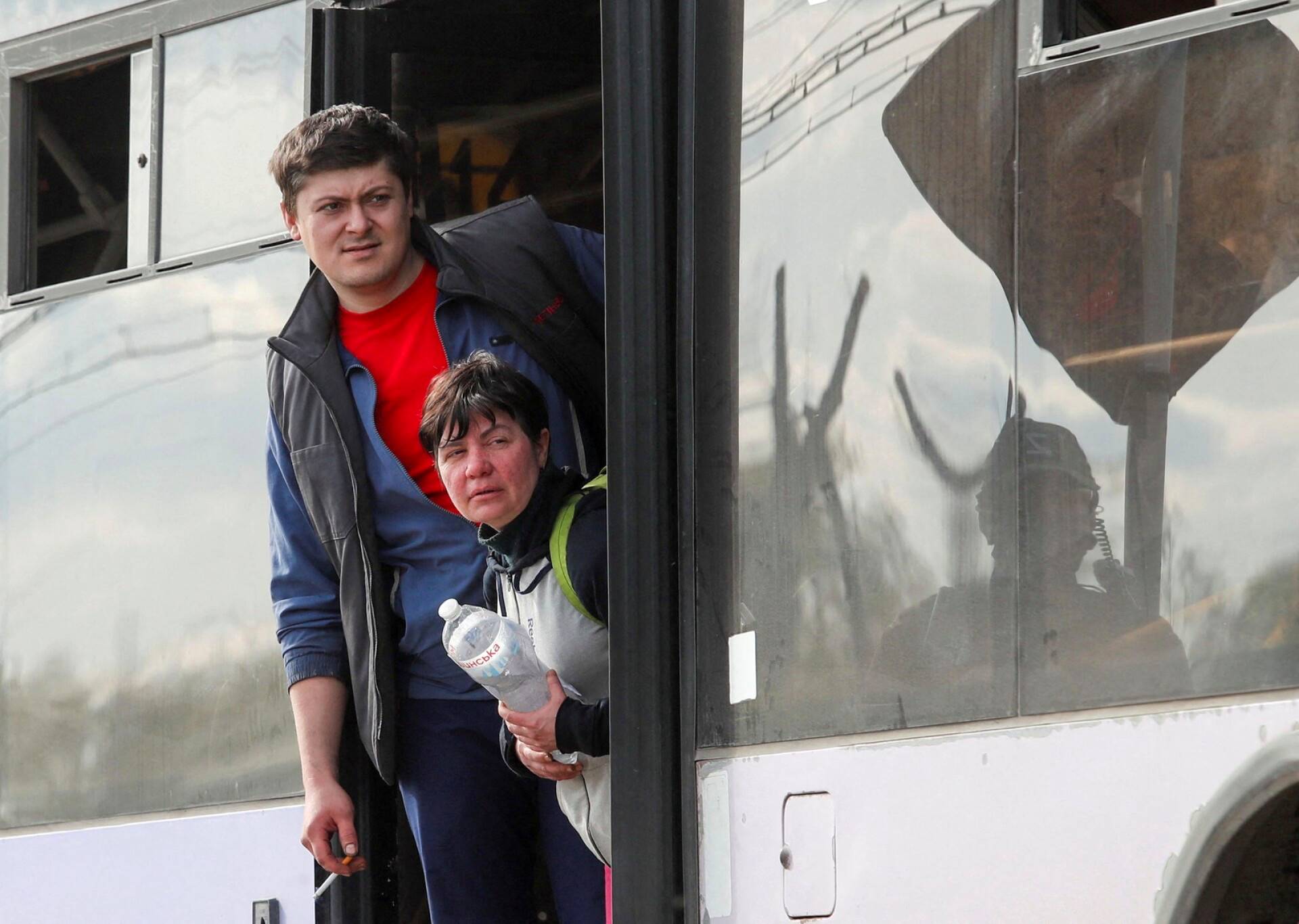Mariuopolista, Azovstalin tehtaan lähistöltä evakuoituja siviilejä saapui Bezimennen kylään.