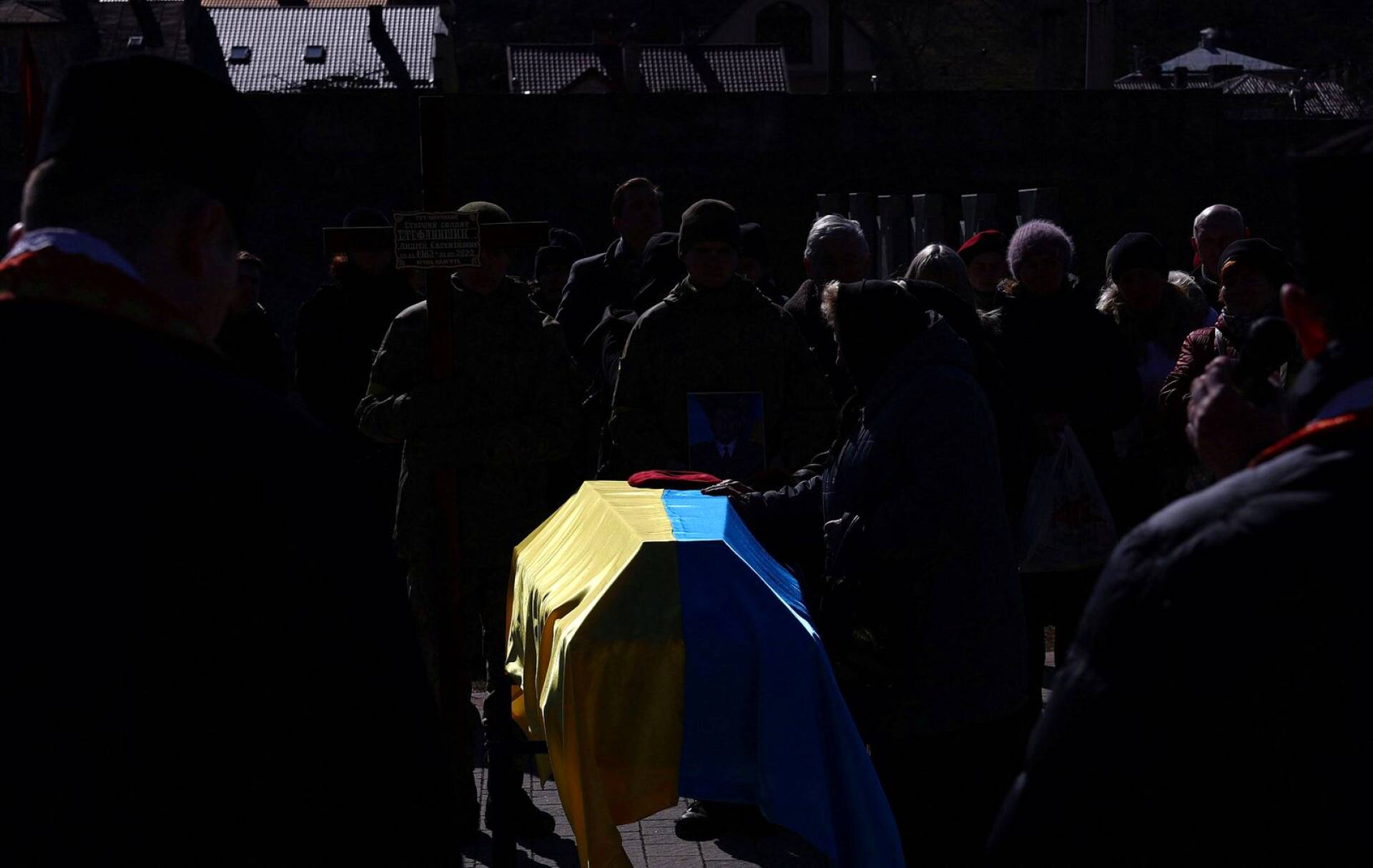 Ukrainalaissotilaan hautajaisia vietettiin Lvivissä.