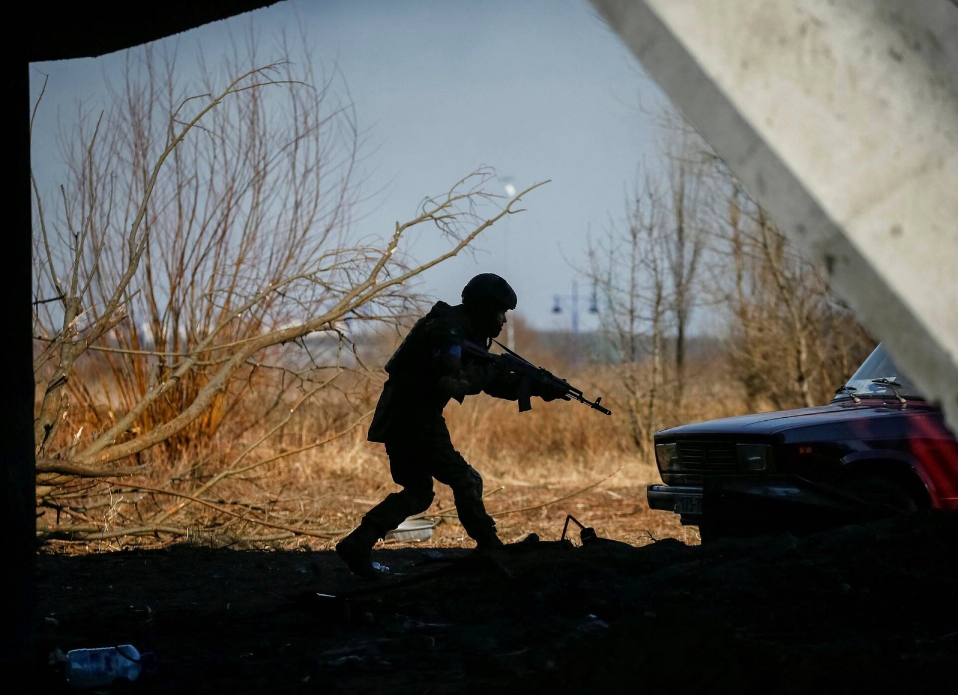 Ukrainalaissotilas asemissa Irpinissä.