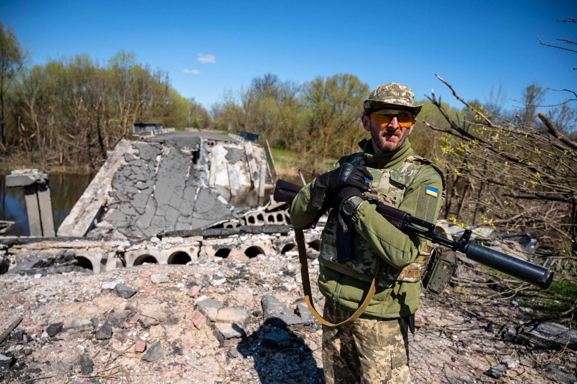 Ukrainalaissotilas tuhoutuneen sillan vieressä Zhytomyrin alueella.