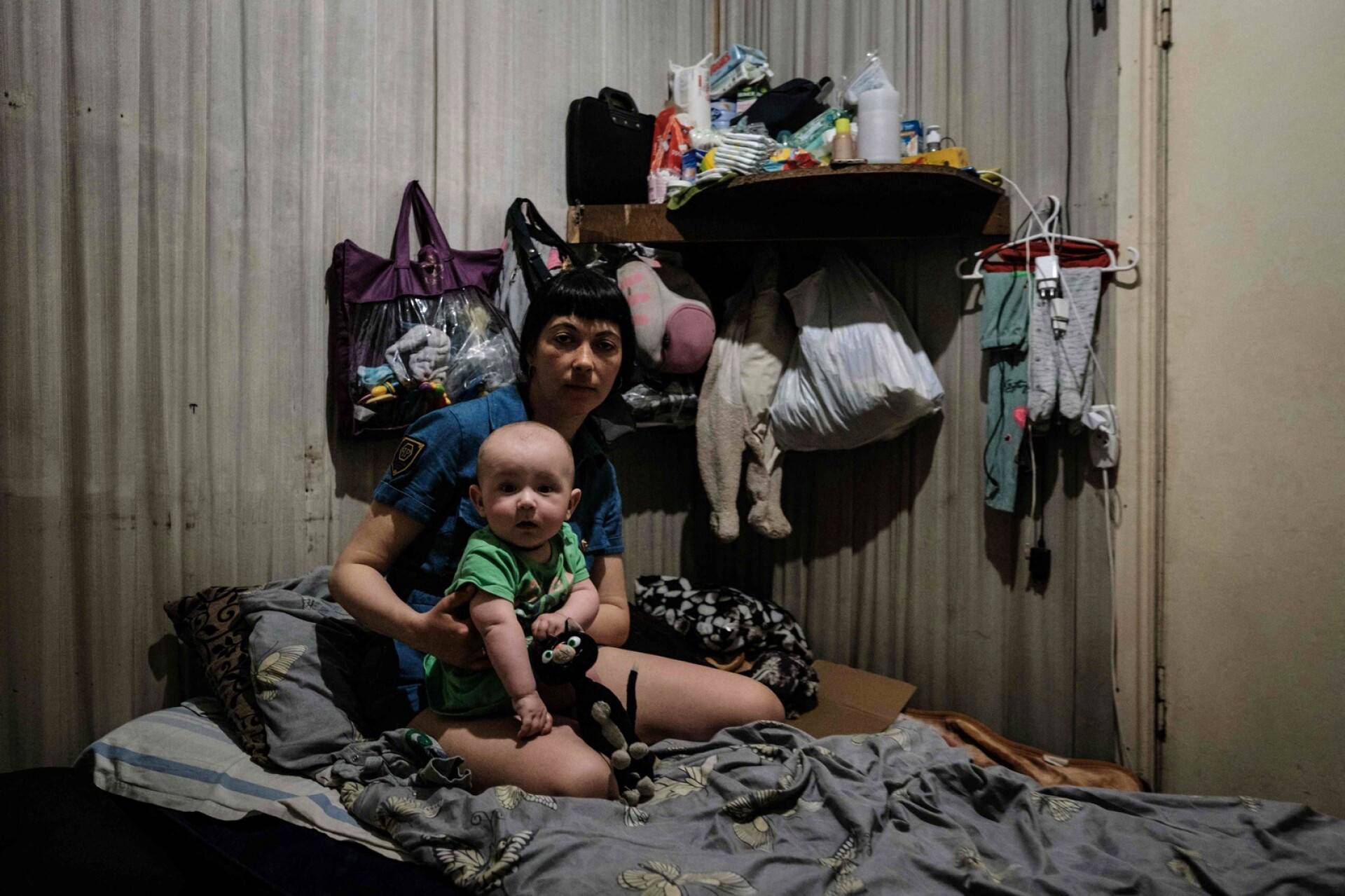 Äiti ja tytär bunkkerin suojassa itäisessä Ukrainassa.
