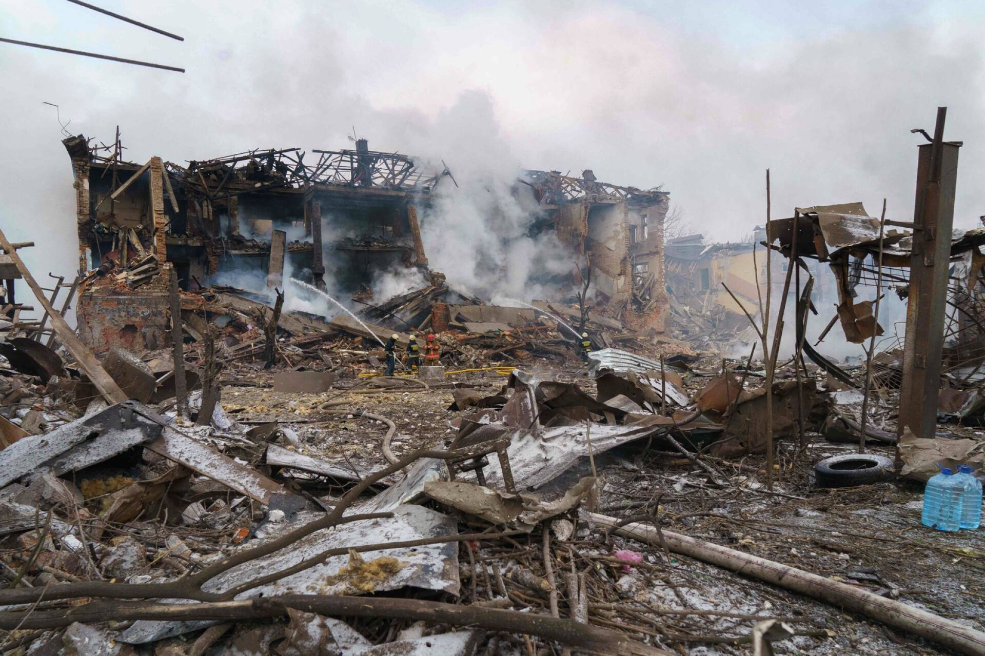 Savua nousi tuhoutuneesta rakennuksesta itä-Ukrainassa sijaitsevassa Dniprossa.