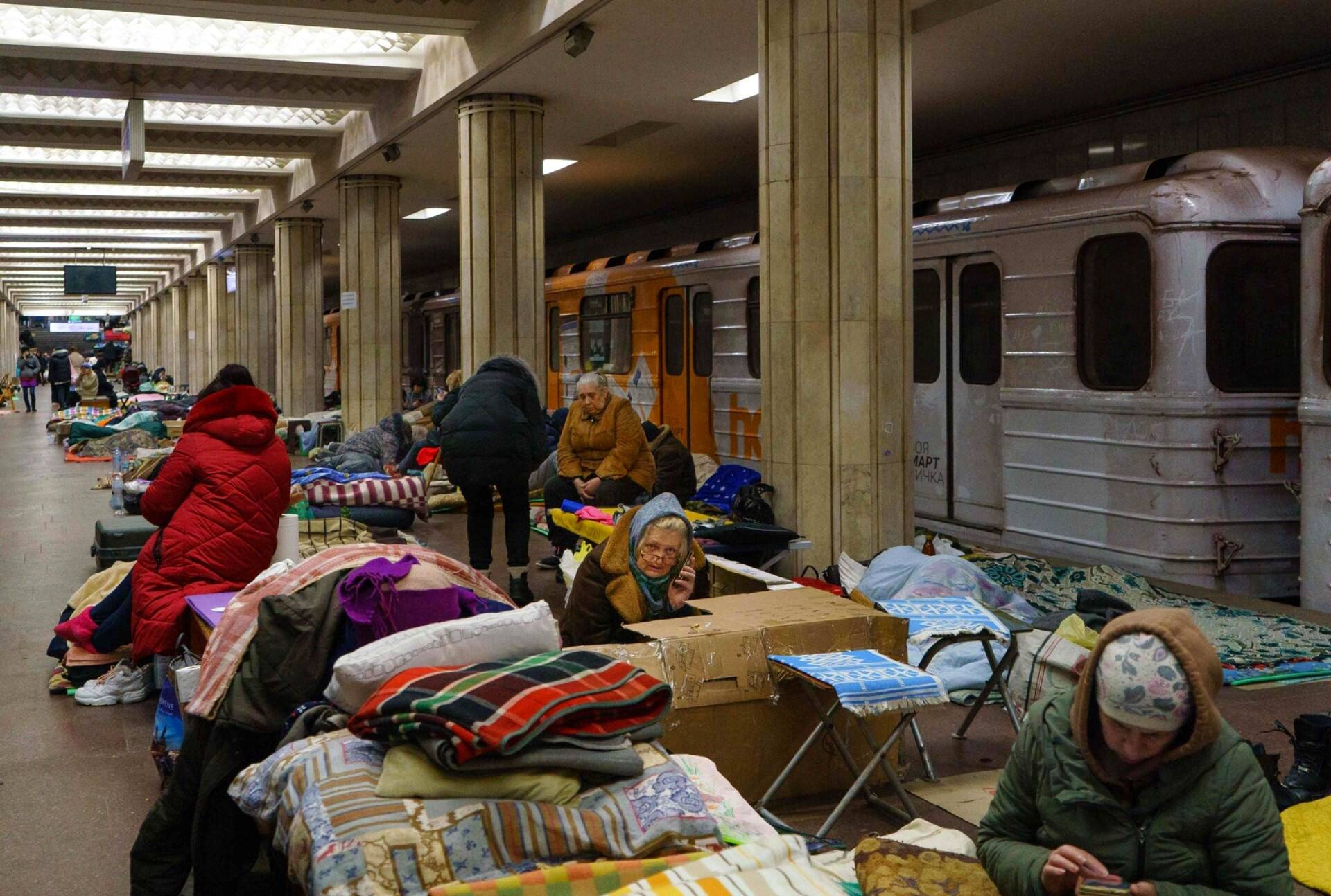 Ihmisiä majoittumassa metroasemalla Harkovassa.