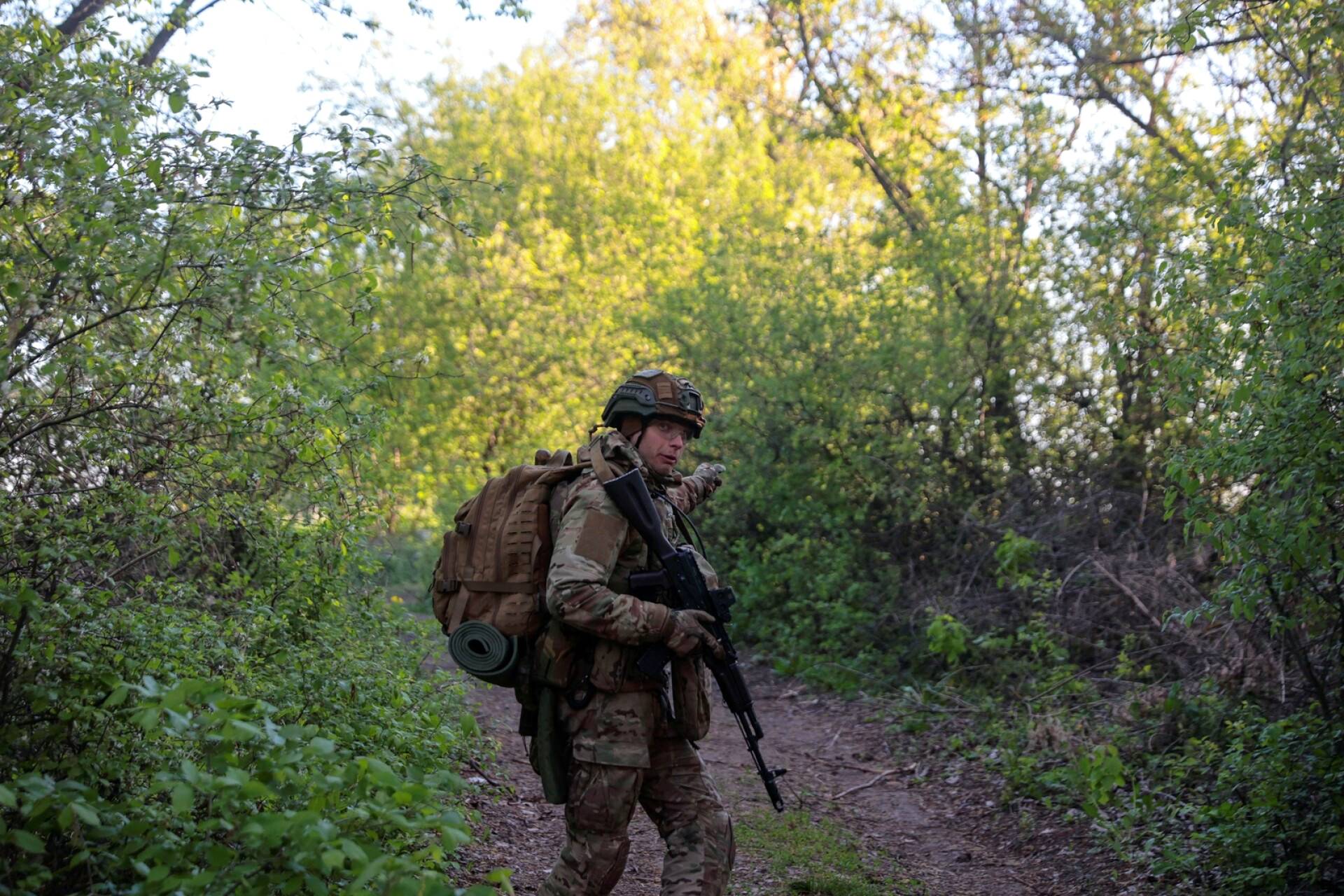 Ukrainalainen sotilas partioimassa Harkovan alueella. 