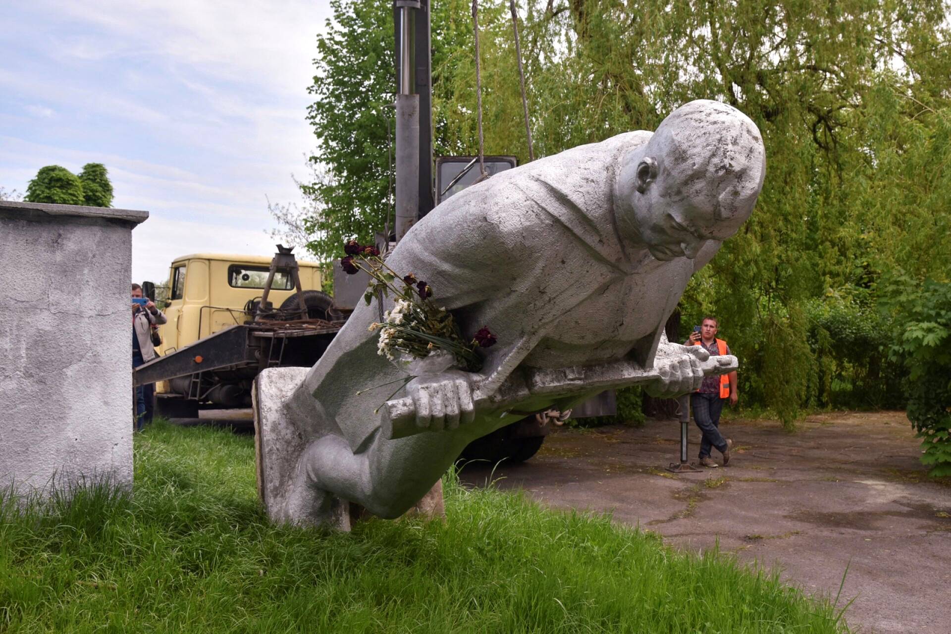 Neuvostosotilaan patsas poistettiin Chervonohradissa. 