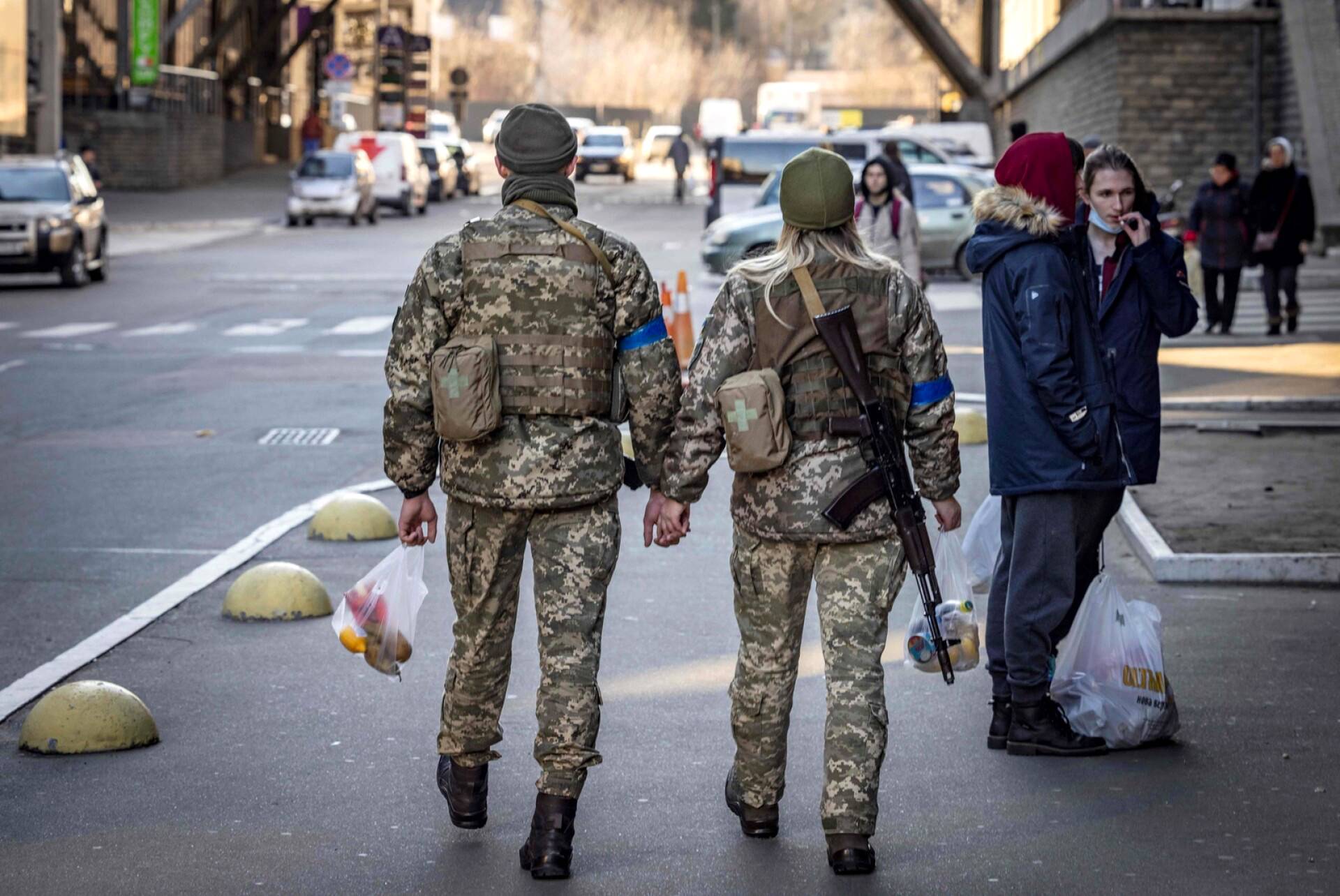Ukrainalaissotilaat pitivät toisiaan kädestä Kiovassa.