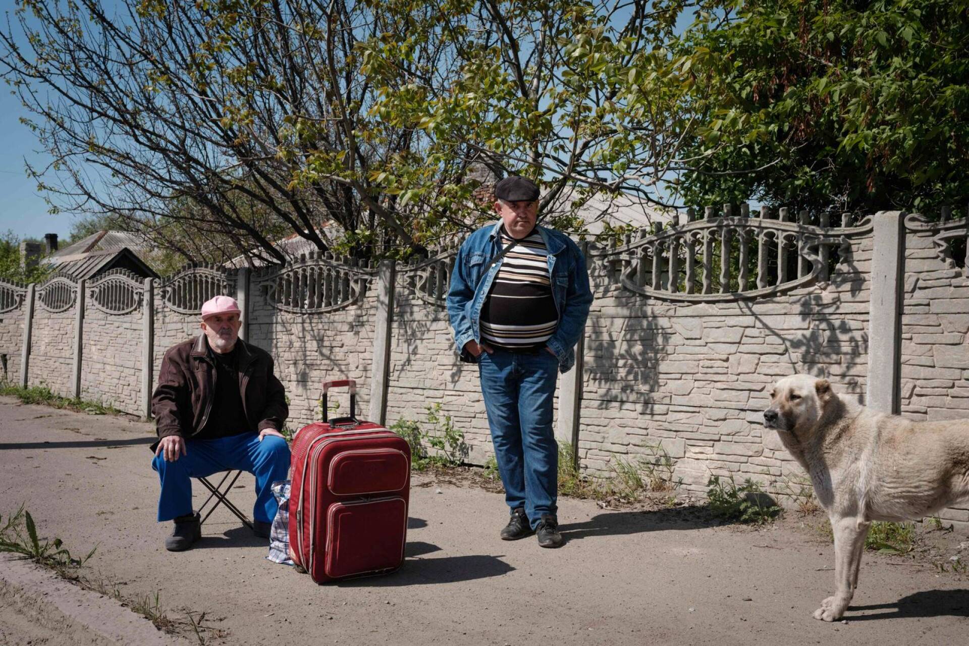 Isä ja poika odottivat evakuointibussia Lysyhanskissa, itäisessä Ukrainassa.
