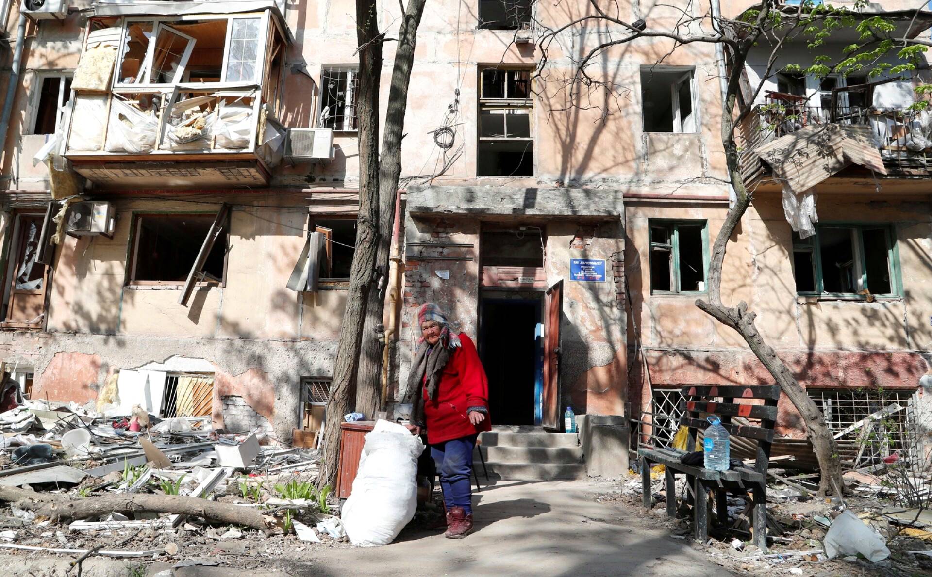 Lidia Nedobryatko, 85,  seisoi pommitusten kohteeksi joutuneen talon edessä Mariupolissa.