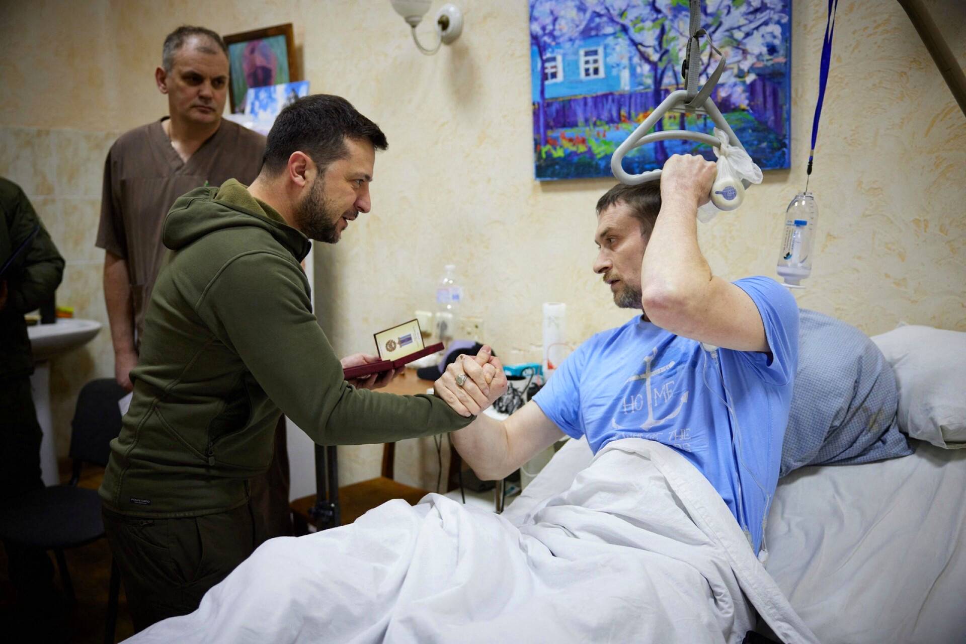 Ukrainan presidentti Volodymyr Zelenskyi vieraili haavoittuneiden sotilaiden luona.