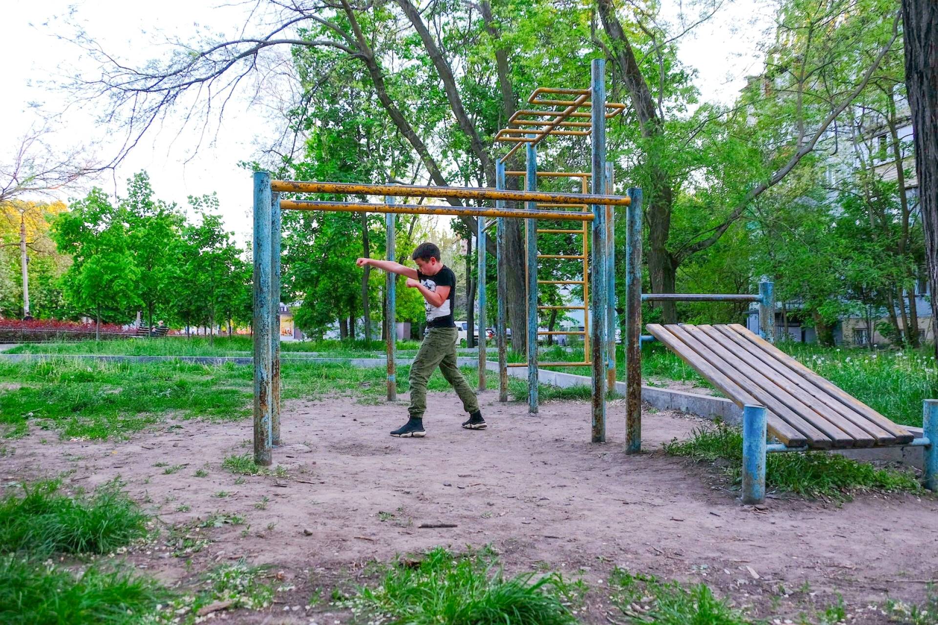 Tunnistamaton poika harjoittelemassa kaupungin puistossa Zaporizzjassa.