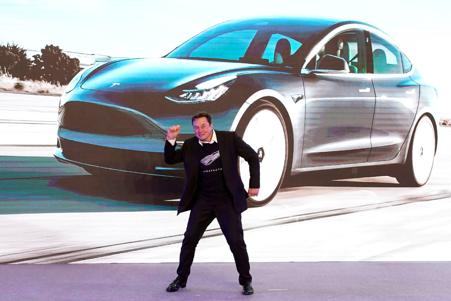 Musk esiintyi 2020 Shanghaissa. Teslalla on paljon tuotantoa Kiinassa.