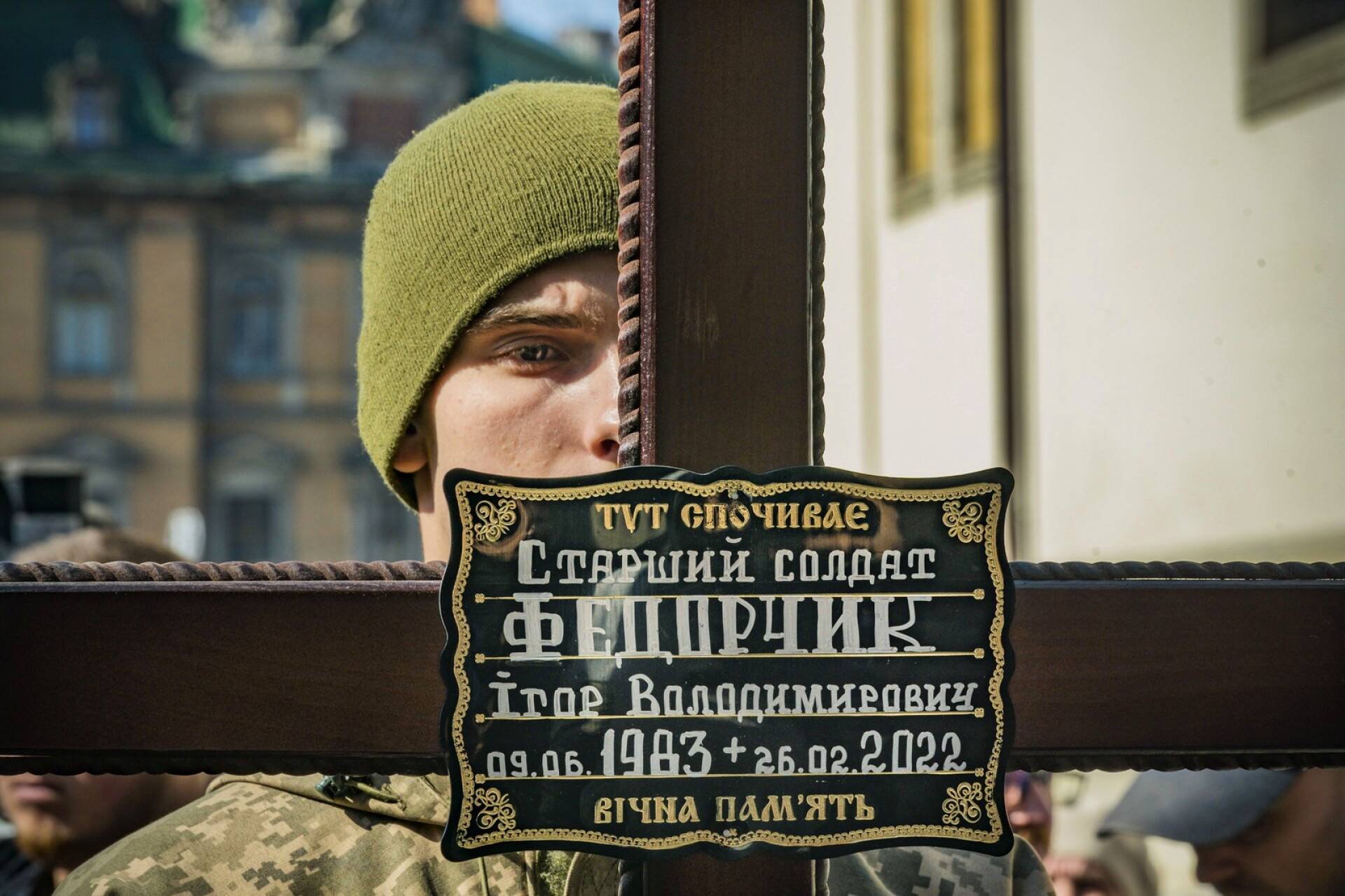 Länsi-Ukrainassa Lvivissä sotilas piteli hautajaisissa ristiä, johon on kirjoitettu menehtyneen sotilaan nimi.