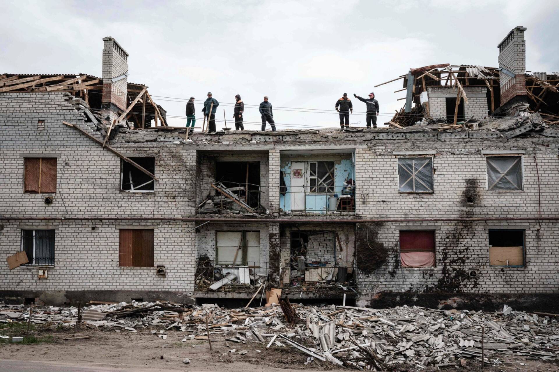 Työläisiä siivoamassa kuukautta aiemmin pommituksessa tuhoutuneen rakennuksen raunioilla Cherkaskessa, Itä-Ukrainassa.