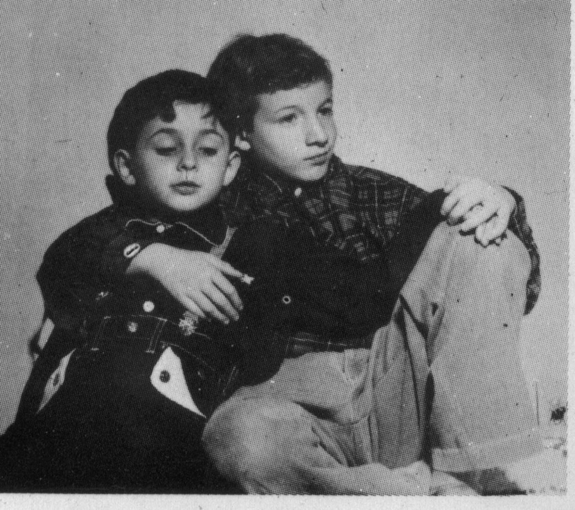 Veljekset Robert ja Michael kesäkuussa 1953. Samassa kuussa heidän vanhempansa teloitettiin.
