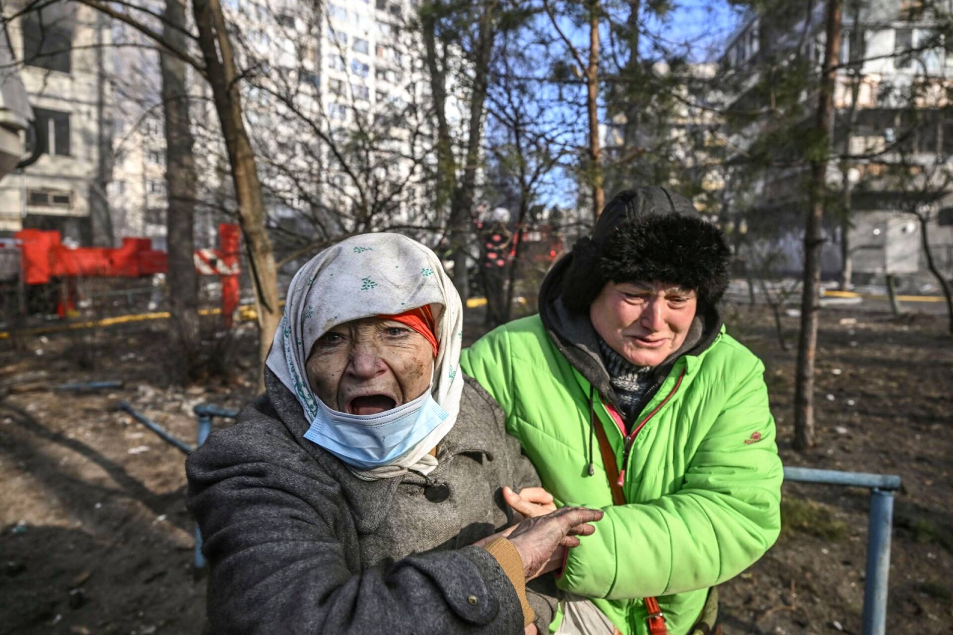 Asukkaita evakuoitiin Venäjän hyökkäyksen tuhoamasta talosta Kiovassa.