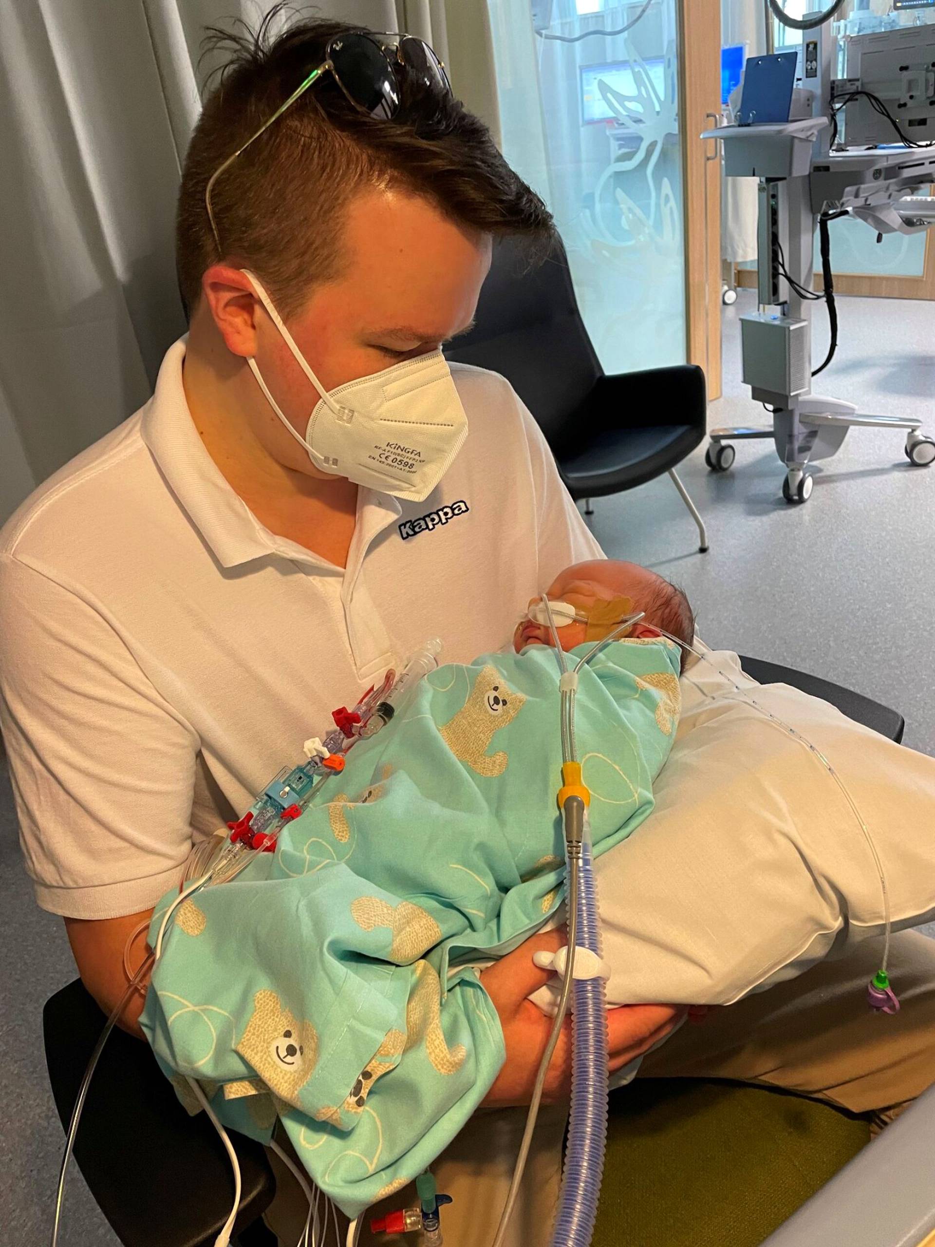 Sami Kieksi ja hänen puolisonsa viettivät lähes kuukauden sairaalassa. Vauva leikattiin ensimmäisen kerran kuuden päivän ikäisenä.