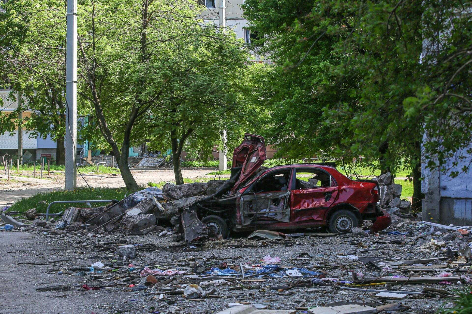 Tuhoutunut auto asuinkerrostalon pihalla Harkovassa. 