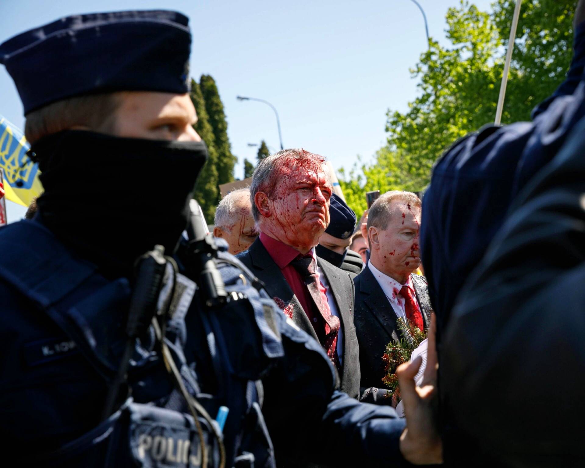 Mielenosoittajat roiskivat Venäjän Puolan-suurlähettilään Sergei Andrejevin kasvoille punaista ainetta Varsovassa.