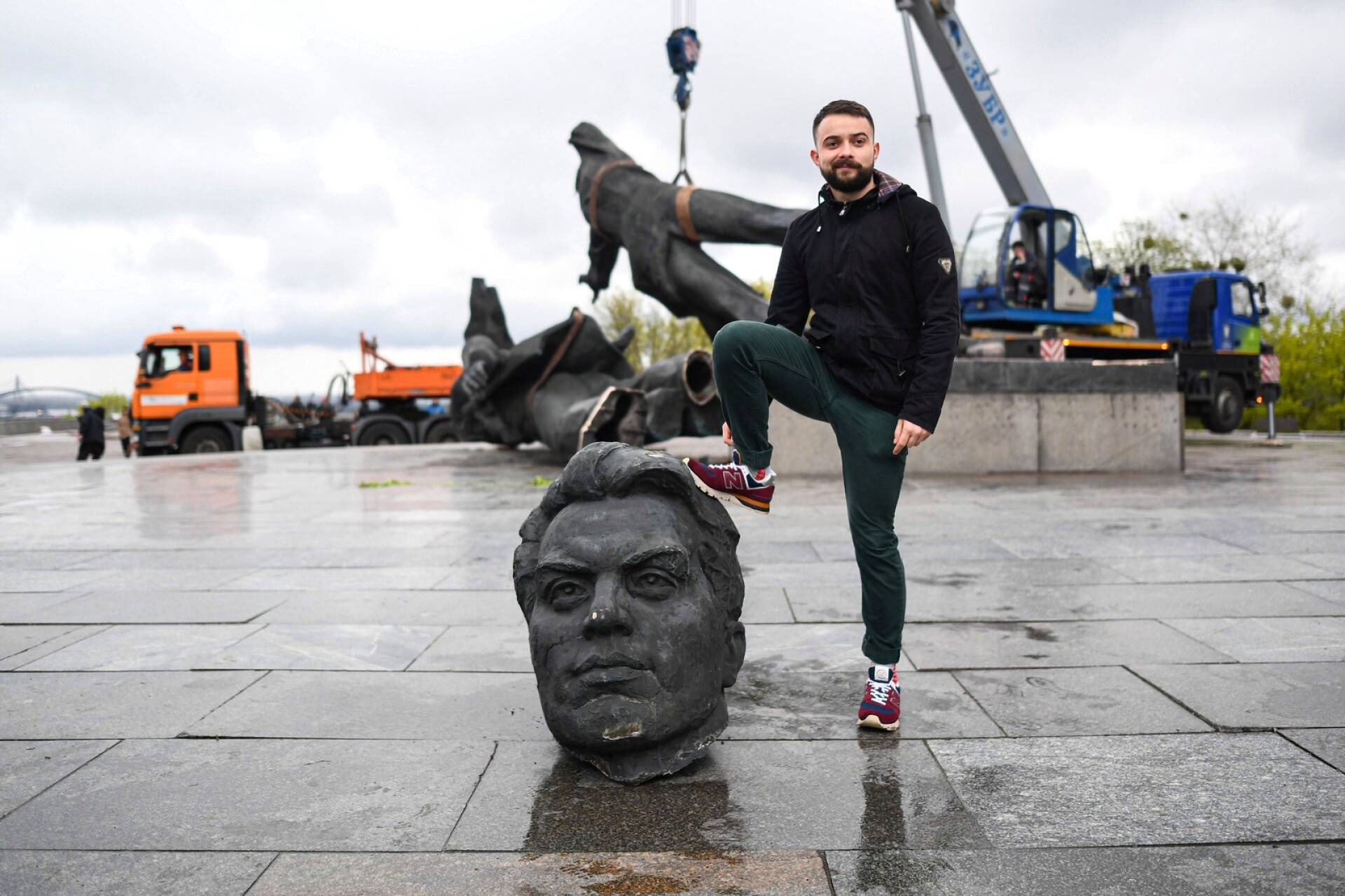 Kiovassa purettiin patsas, joka rakennettiin neuvostoaikana symboloimaan venäläisten ja ukrainalaisten ystävyyttä.