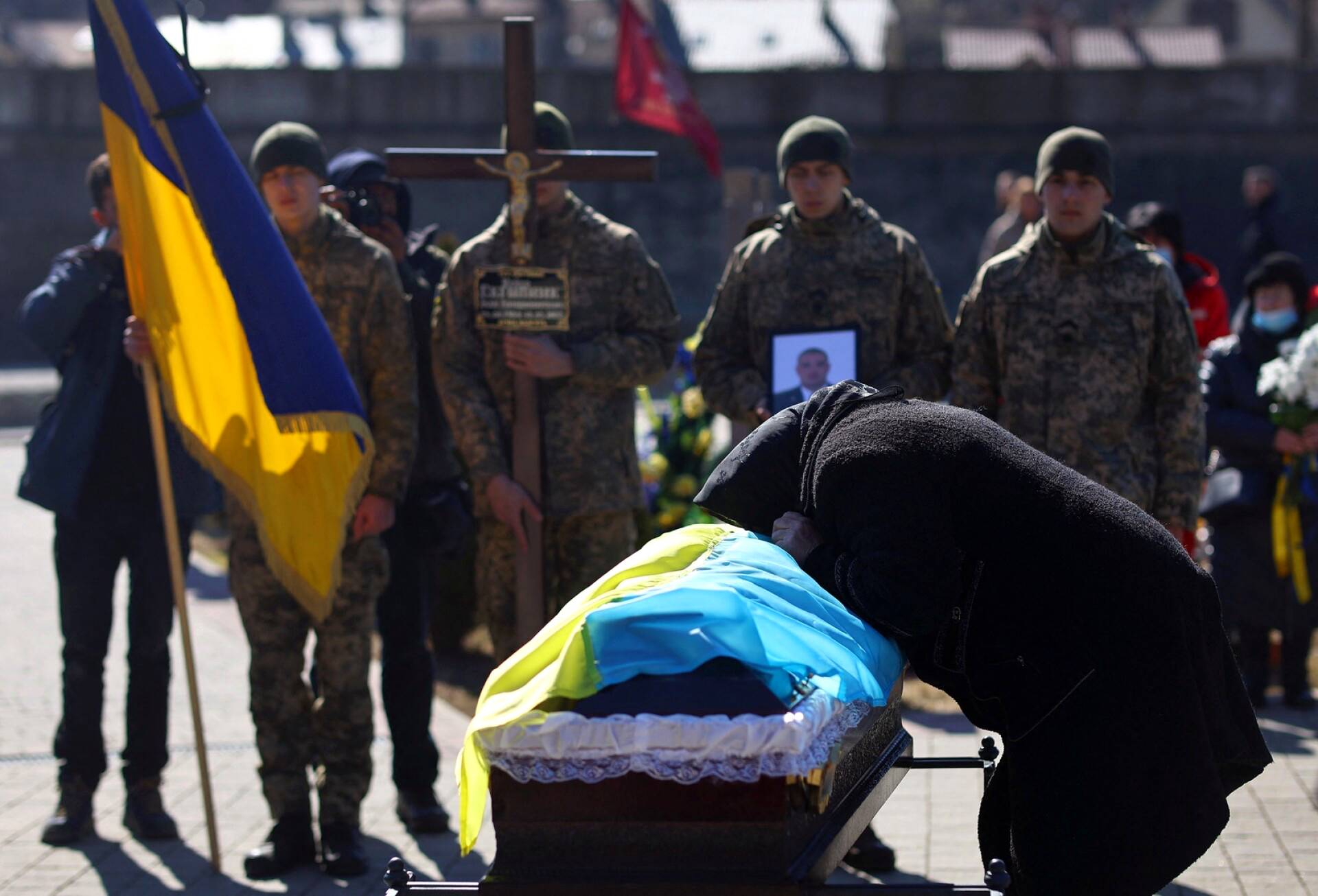 Omaiset ja sotilaat hyvästelevät venäläisten ohjusiskussa kuolleen majuri Ivan Skrypnykin  Lvivissä.