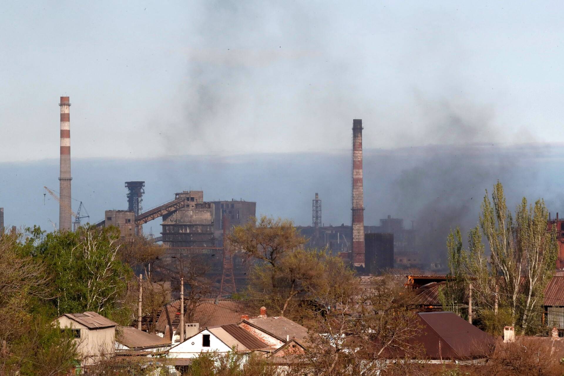 Azovstalin terästehtaan alueelta nousee savua Mariupolissa.