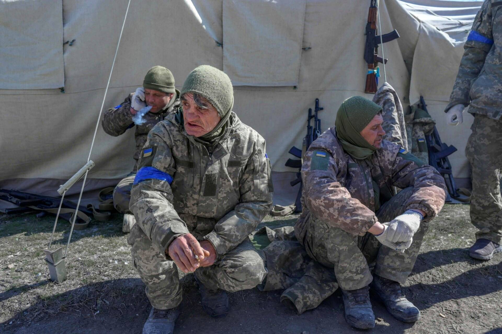 Ukrainalaissotilaita lauantaina kasarmialueella Mykolajivissa, jonne Venäjä teki ohjusiskun. Mediatietojen mukaan iskussa kuoli kymmeniä ukrainalaistaistelijoita.