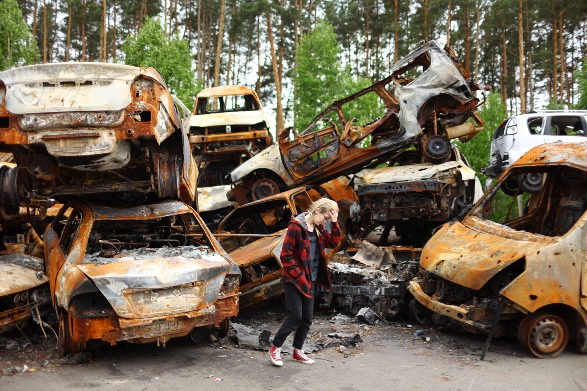Sodassa tuhoutuneita autoja Irpinissä. 