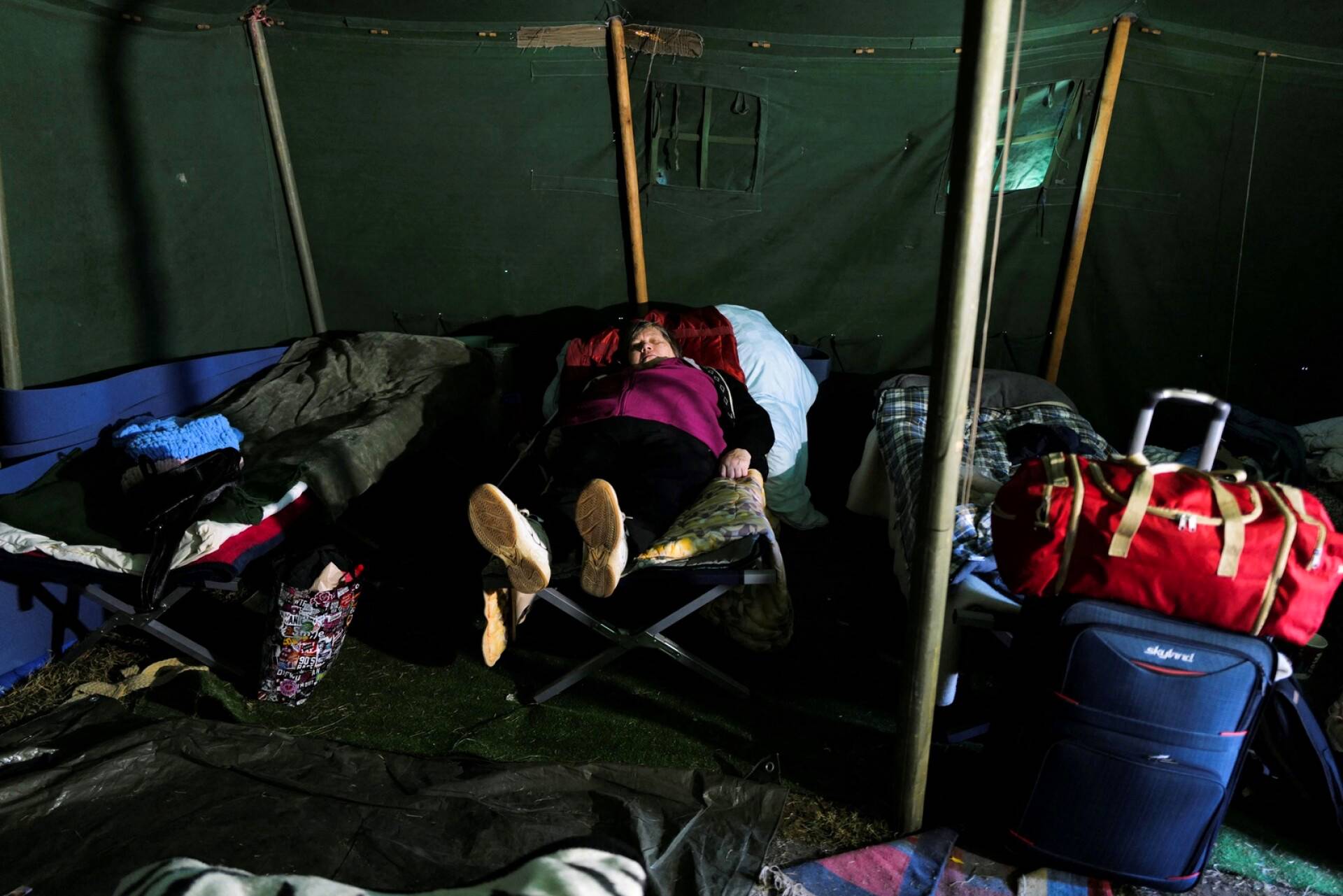 Ukrainasta paennut nainen lepää teltassa Puolan Medykassa.