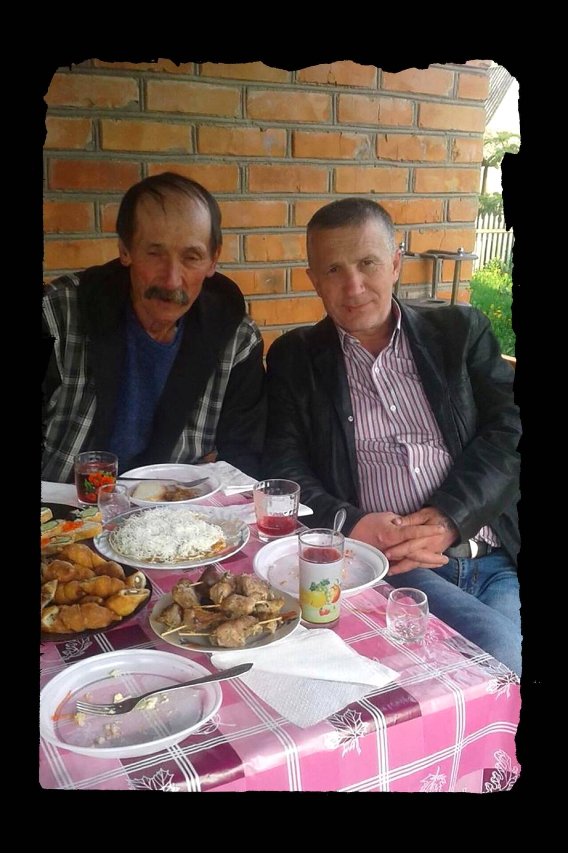 Олег Максимчук (справа) беспокоится о своем брате Викторе, живущем  в Мариуполе, с которым больше нет связи.