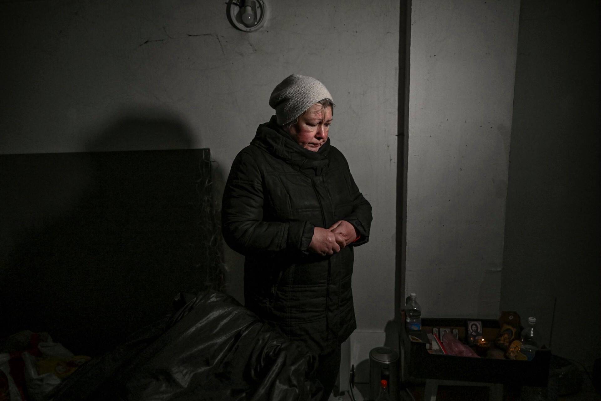 Nainen haki suojaa kellarista Ukrainan Irpinissä.