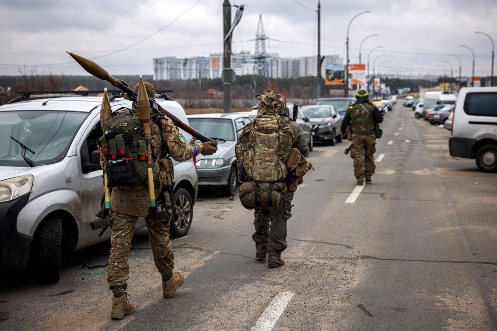 Vahvasti aseistautuneet ukrainalaissotilaat lähestyivät Irpinin kaupunkia.
