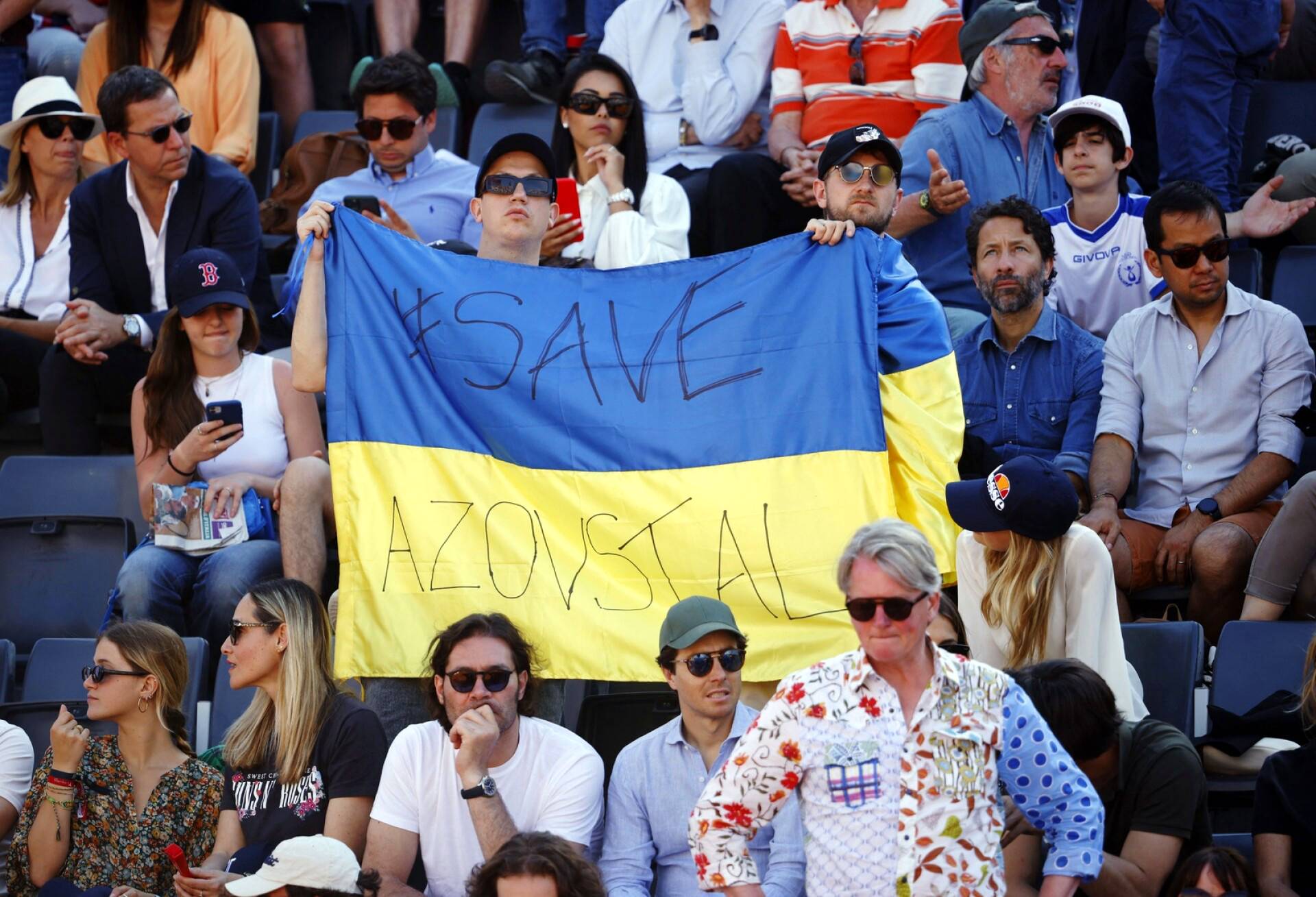 Ukrainaa tukeva lippu tennisturnauksen finaalissa Roomassa. Finaalissa olivat vastakkain Serbian Novak Djokovic ja Kreikan  Stefanos Tsitsipas.