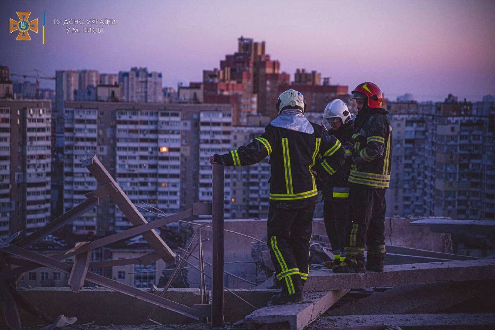 Pelastustyöntekijät tutkivat ilmaiskun kohteeksi joutuneen kerrostalon tuhoja Kiovassa. Ukrainalaisten viranomaisten välittämä kuva. 