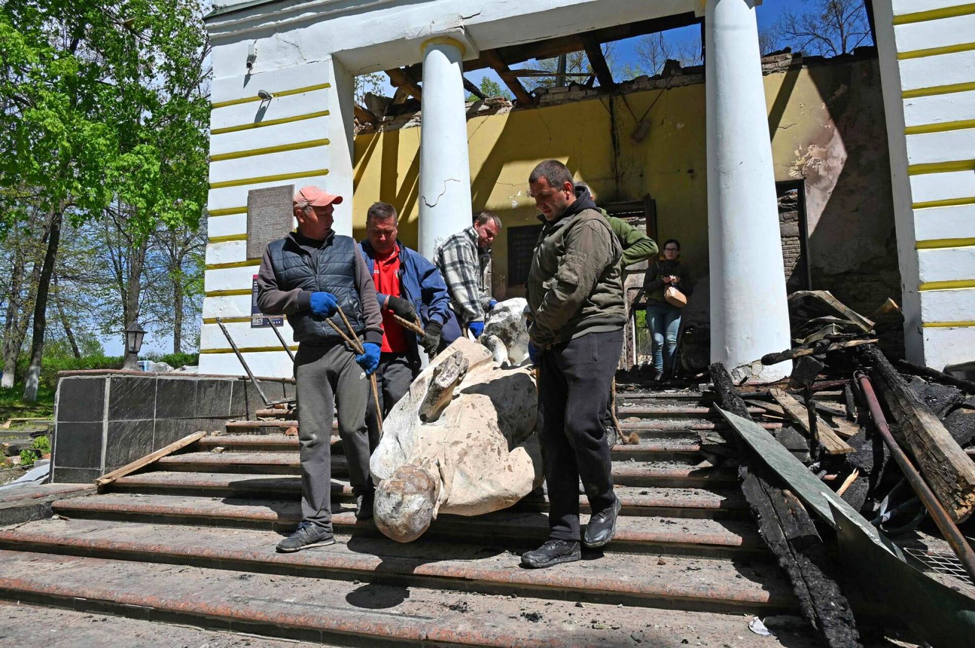 Filosofi Hryhorri Skovorodan patsasta kannettiin turvaan hänelle omistetusta museosta, joka on tuhoutunut tulituksessa Harkovan lähellä.