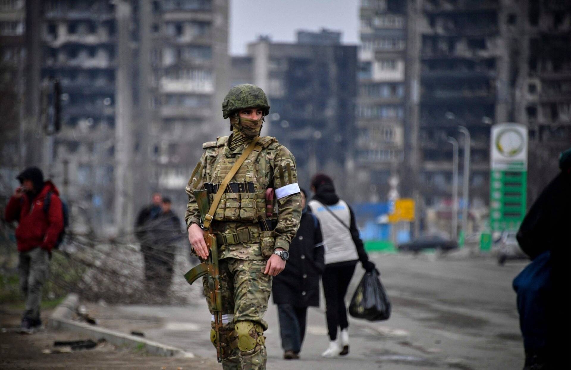 AFP:n saamien tietojen mukaan kuvan venäläissotilas vahtimassa ympäristöä piiritetyssä Mariupolin kaupungissa torstaina.