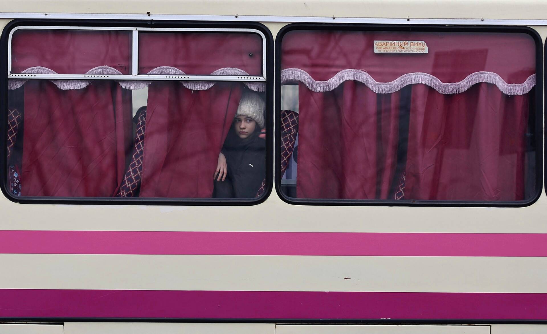 Tyttö katsoi ulos ikkunasta Puolaan matkalla olevasta linja-autosta Lvivissä.