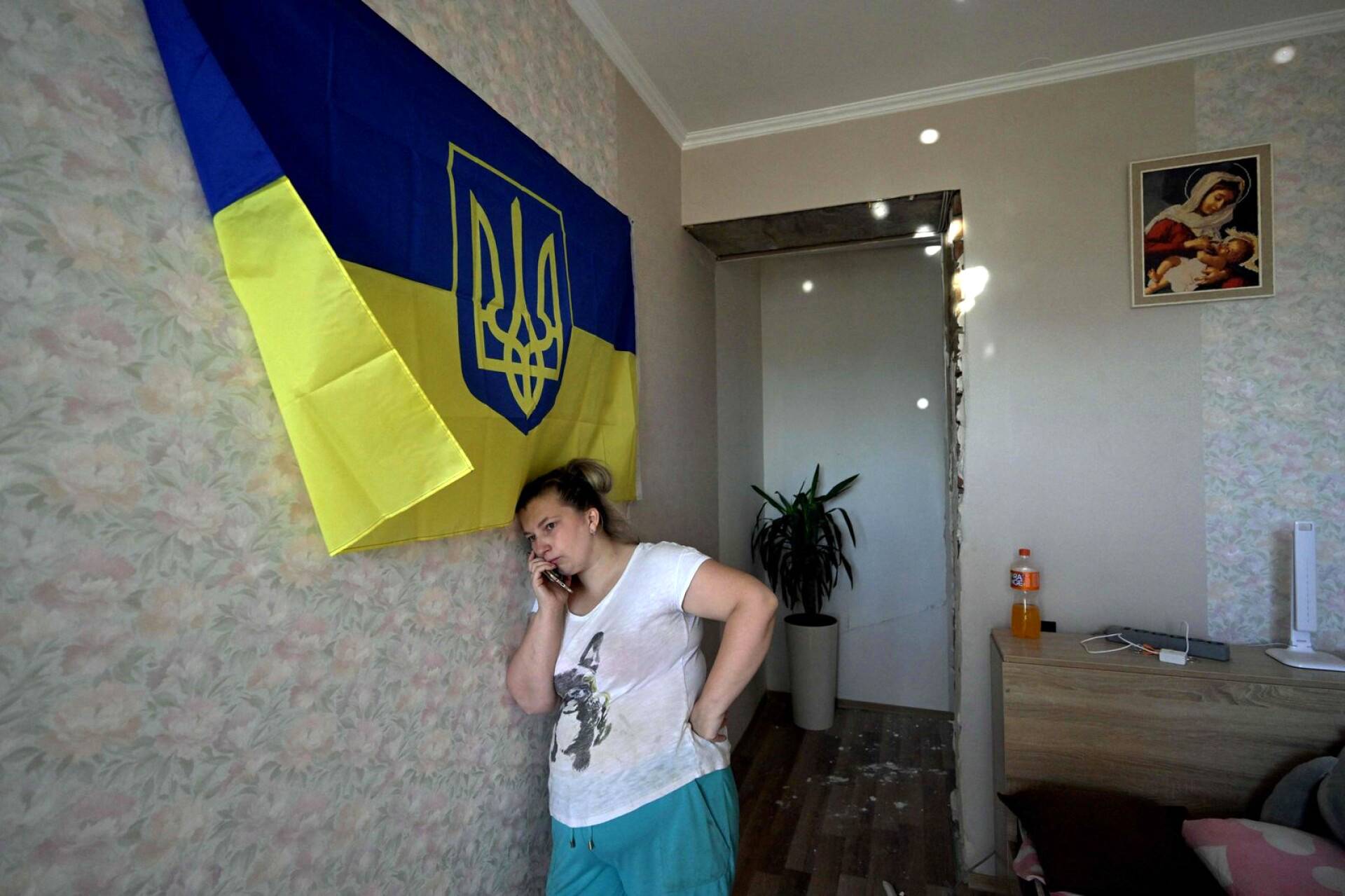 Venäjä pystyy iskemään kaikkialle Ukrainaan. Asukas tutki huoneistonsa vaurioita ohjusiskun jälkeen Lvivissä 15. elokuuta.