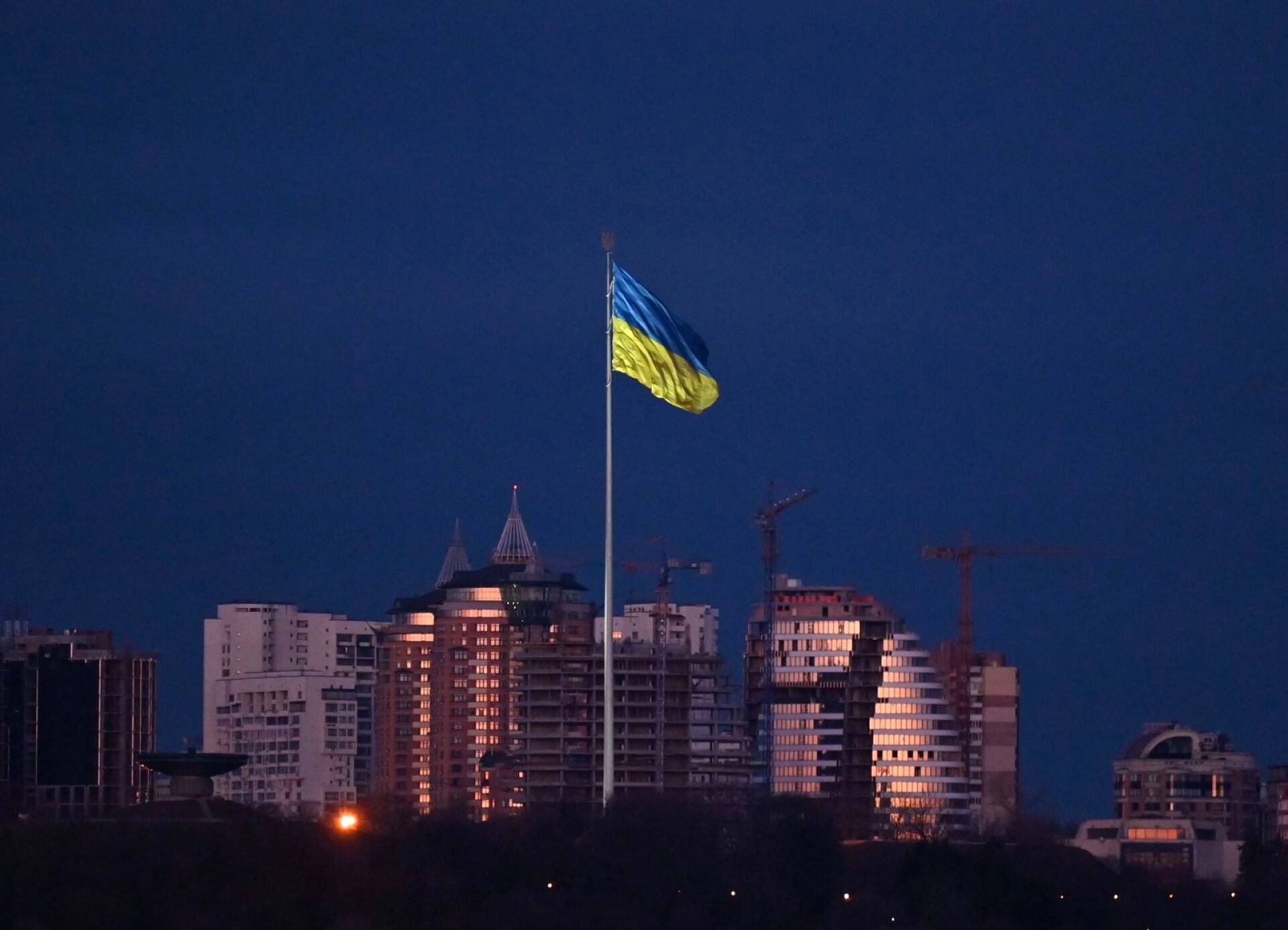 Suuri Ukrainan lippu liehui Kiovassa ennen aamunkoittoa.