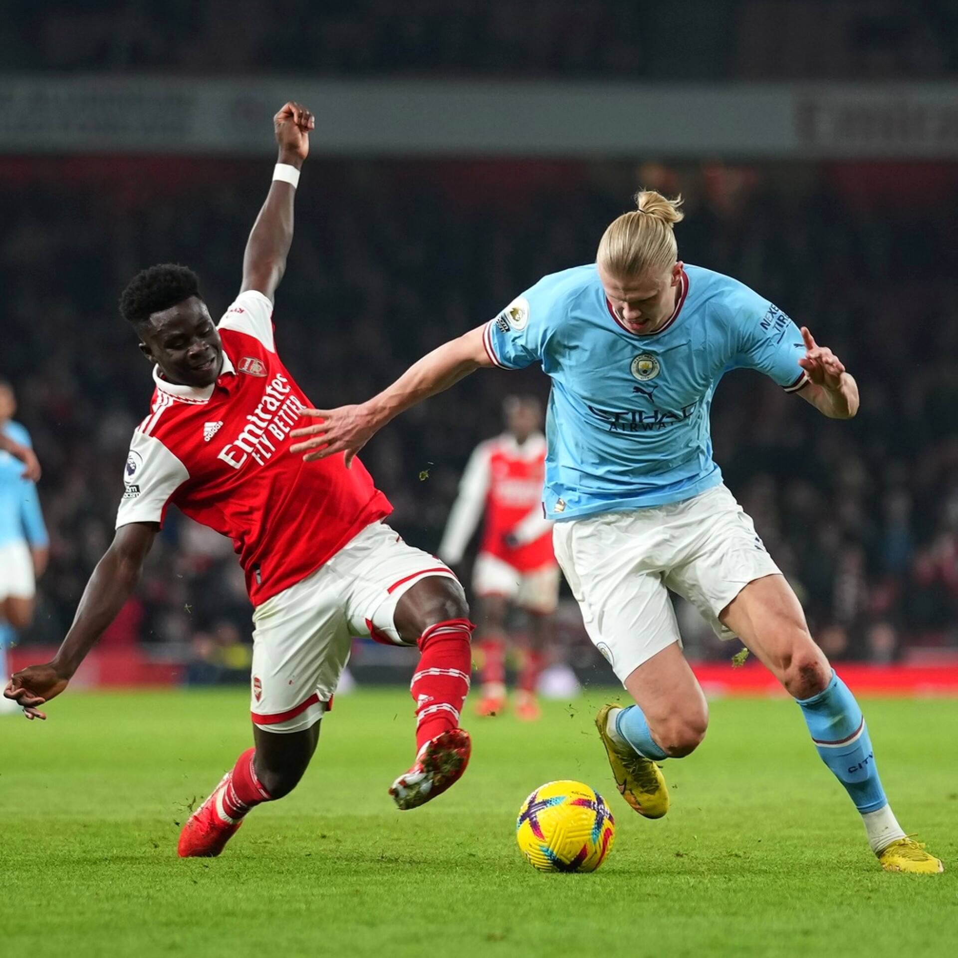 Bukayo Saka (vas.) yritti riistää pallon Manchester Cityn Erling Haalandilta helmikuussa Lontoossa pelatussa ottelussa.