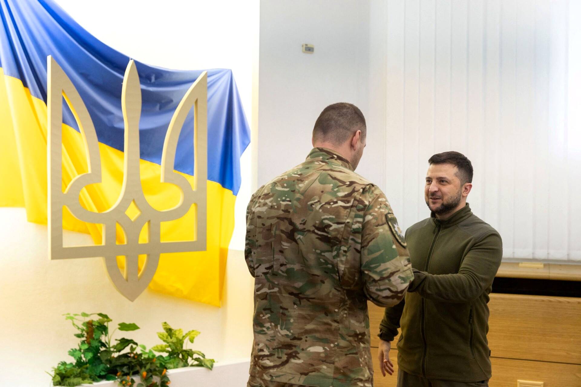 Ukrainan presidentti Volodymyr Zelenskiy palkitsi lauantaina poliisin erikoisjoukkujen jäsenen tämän toiminnasta.